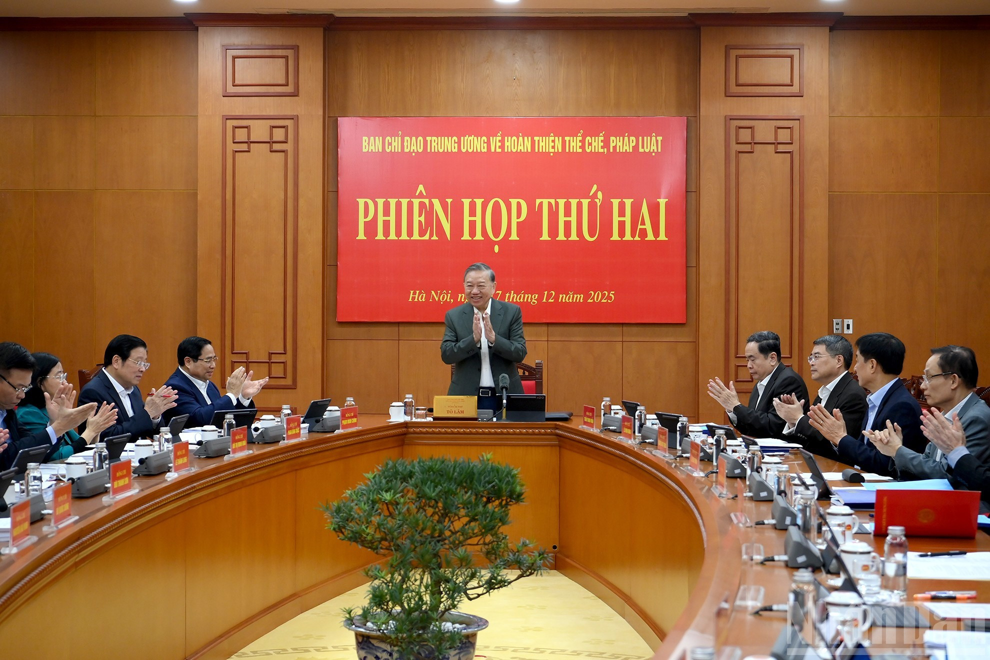 El secretario general del PCV, To Lam, preside la reunión.