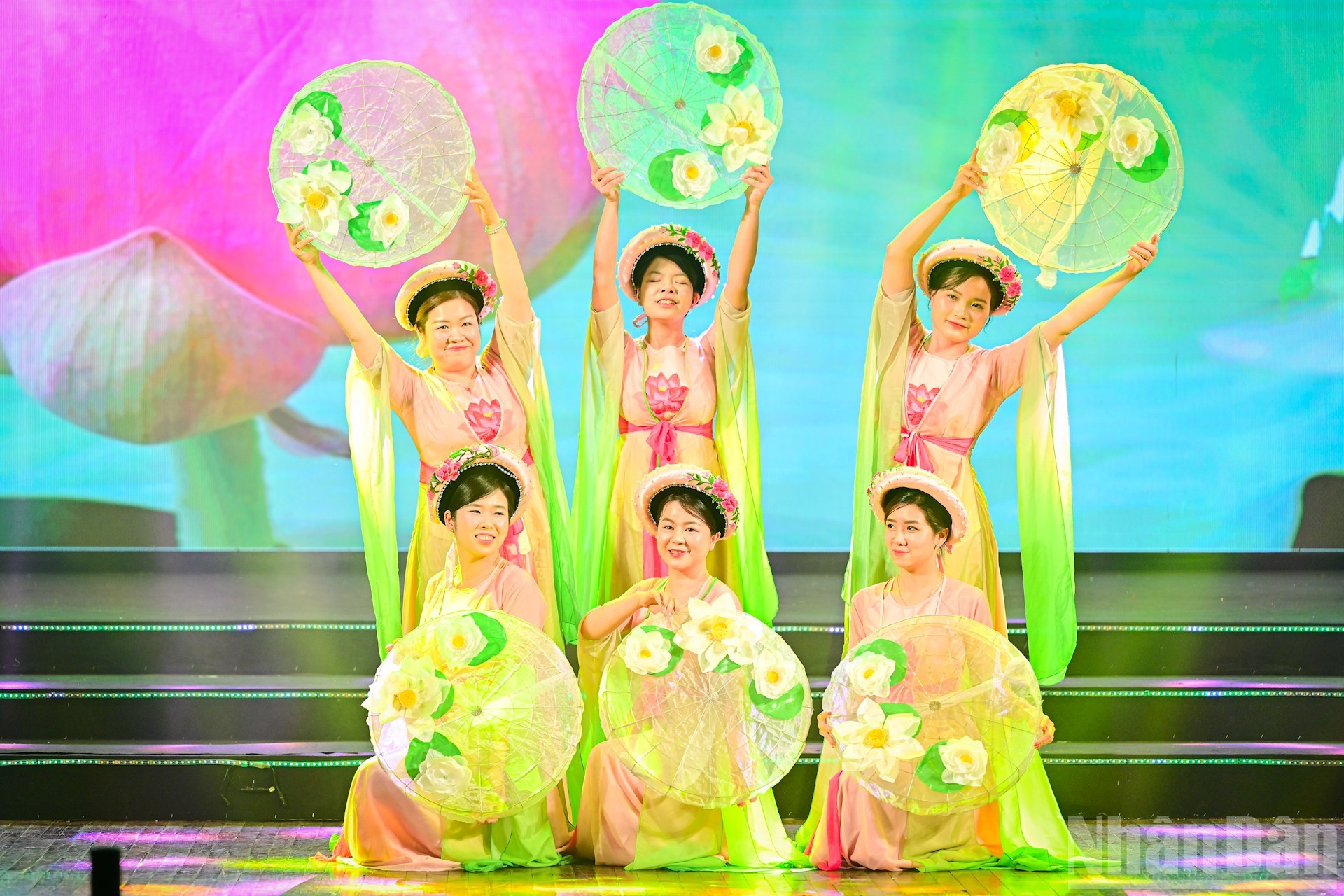 La danza “Muchachas vietnamitas” del Sindicato del Fondo Nacional para el Desarrollo de la Ciencia y la Tecnología atrae la atención del público.