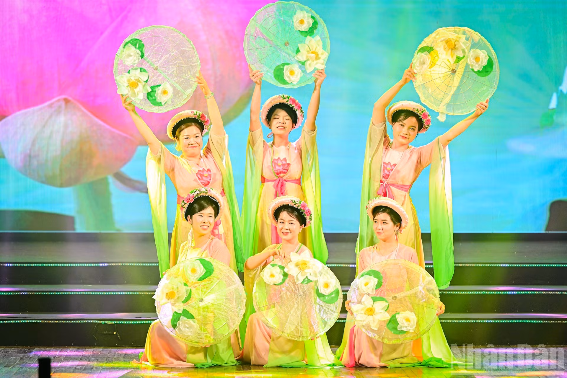 La danza “Muchachas vietnamitas” del Sindicato del Fondo Nacional para el Desarrollo de la Ciencia y la Tecnología atrae la atención del público.