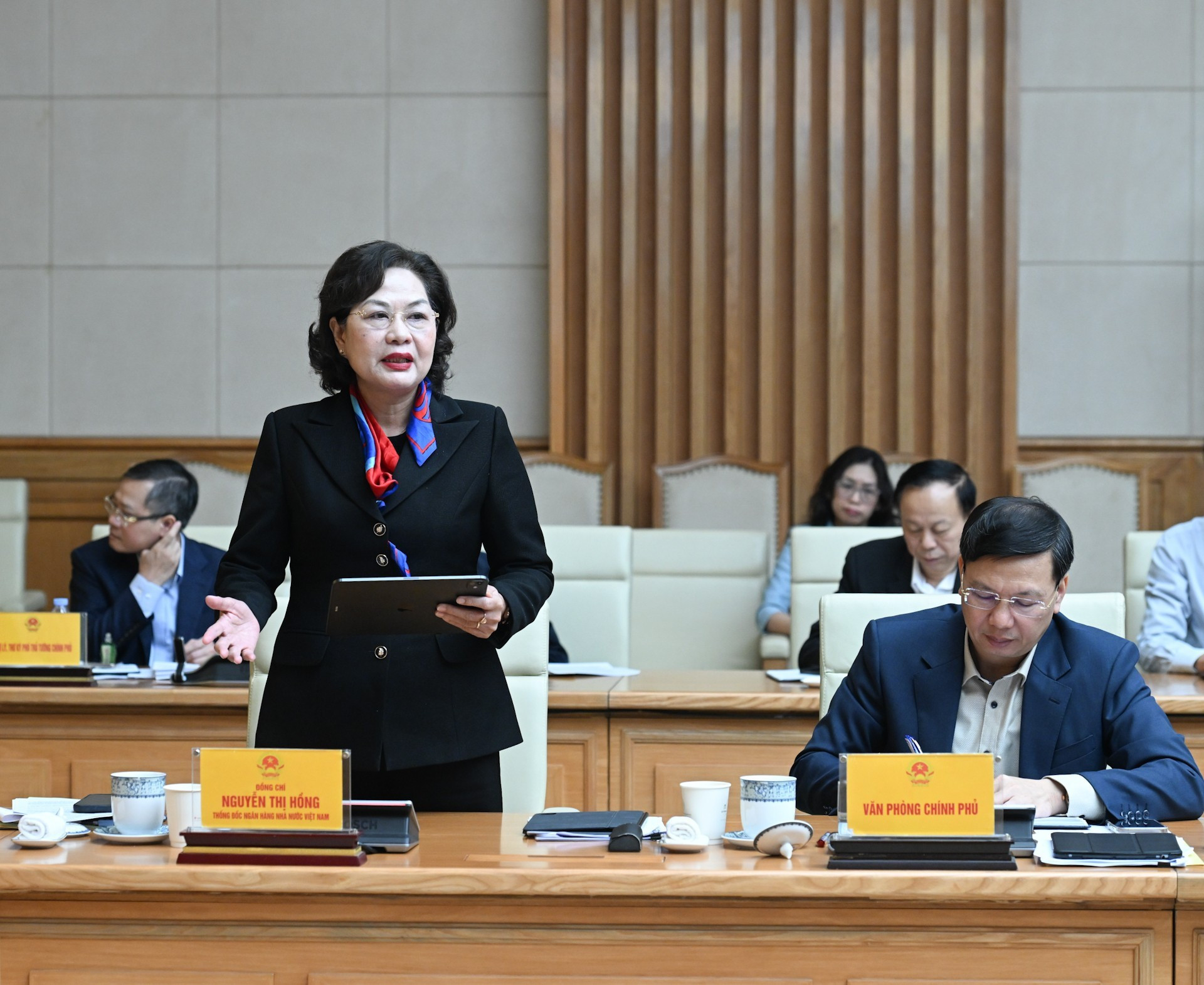 La gobernadora del Banco Estatal de Vietnam, Nguyen Thi Hong, interviene en la conferencia.