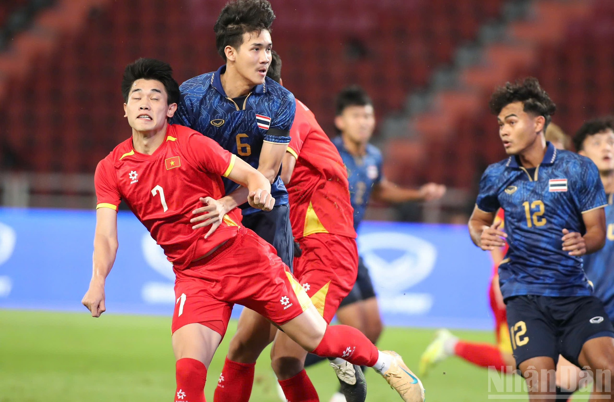 Los jugadores de la selección sub-22 de Tailandia saltan al campo con gran ímpetu, quieren aprovechar la ventaja de jugar en casa.