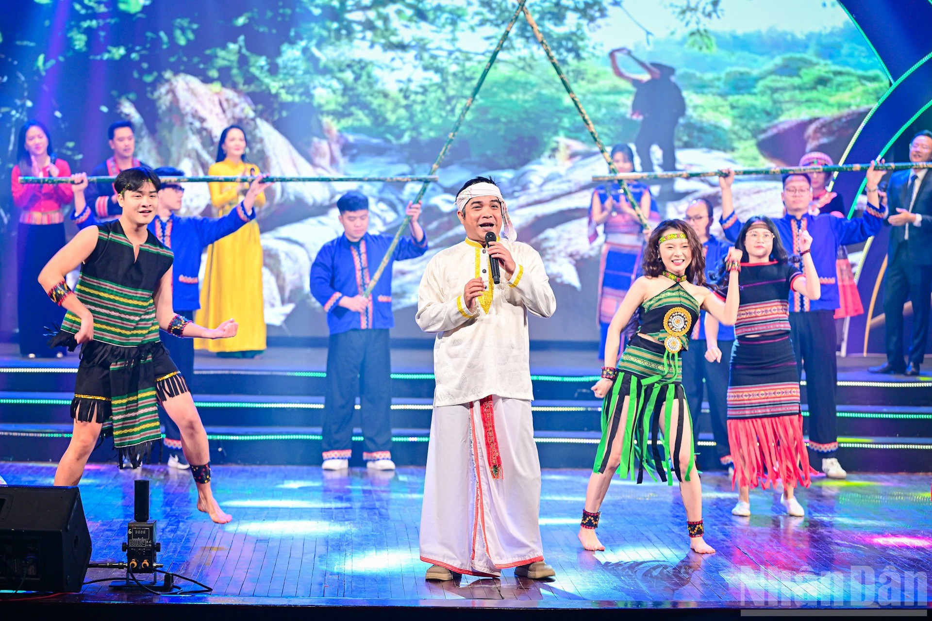 La actuación del Sindicato de la Televisión de Vietnam aporta un ambiente vibrante al programa.