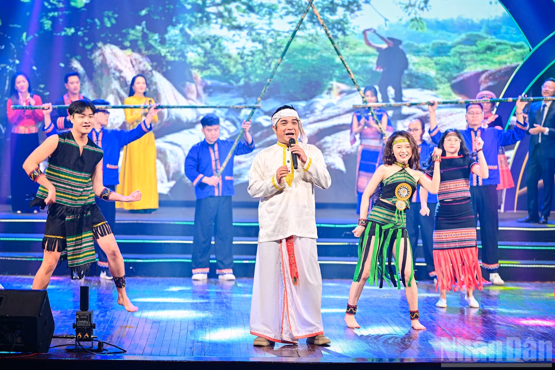 La actuación del Sindicato de la Televisión de Vietnam aporta un ambiente vibrante al programa.