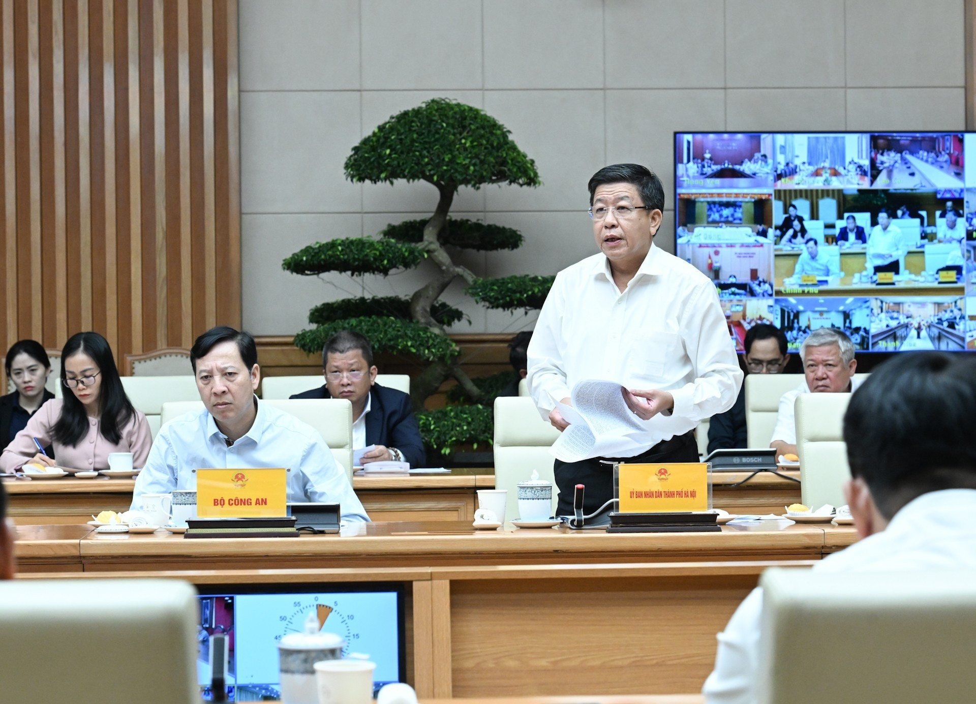 El vicepresidente del Comité Popular de Hanói, Duong Duc Tuan, interviene en la cita.