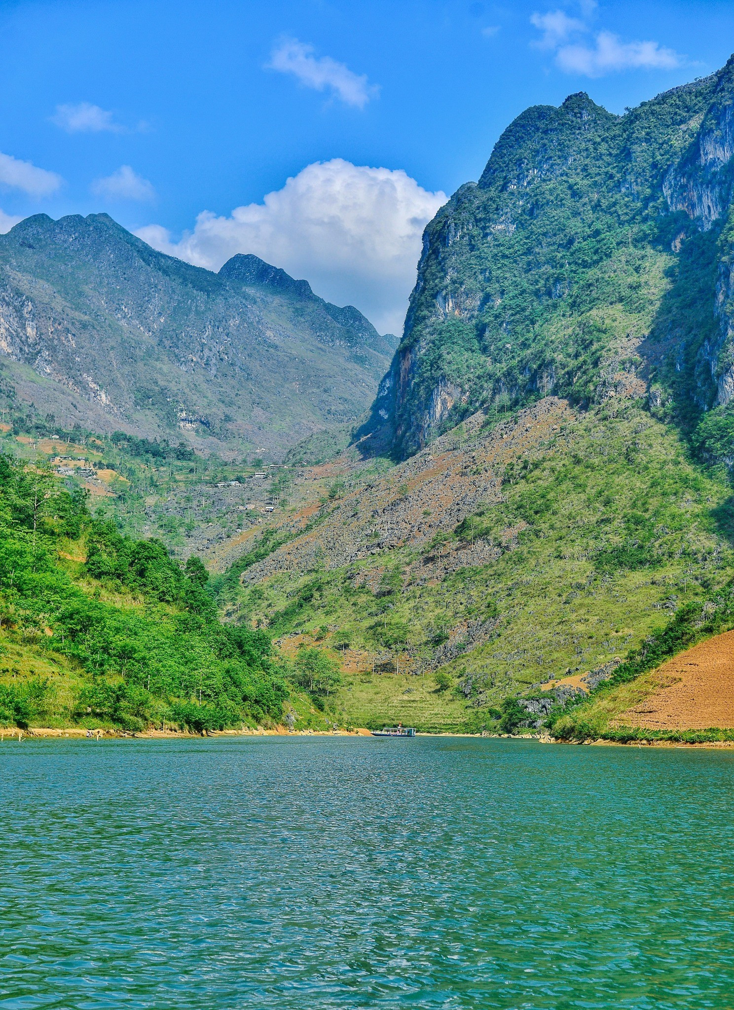 La tranquilidad de las aguas verde esmeralda contrasta con las altas paredes rocosas que lo rodean, creando una escena sobrecogedora y singular. (Foto: baoquangninh.vn)