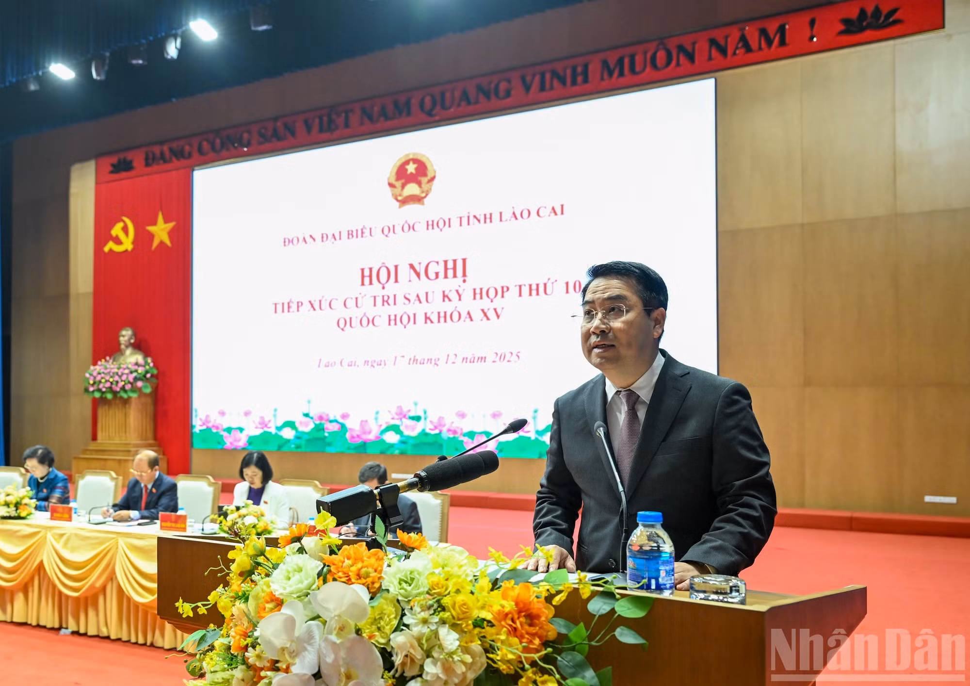 El presidente del Comité Popular de Lao Cai, Nguyen Tuan Anh, interviene en la cita.