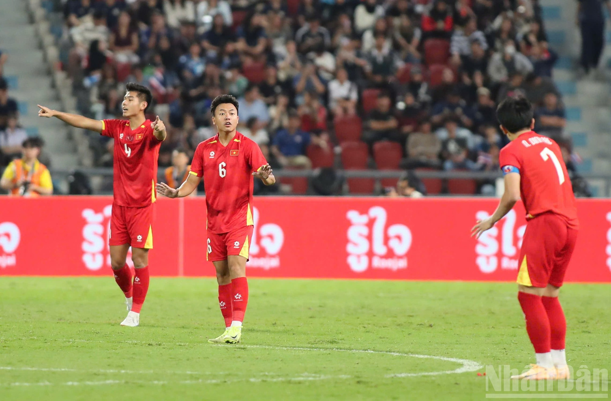 Con dos goles en contra, los jugadores vietnamitas parecen verse arrastrados por el ritmo de juego impuesto por el conjunto local.