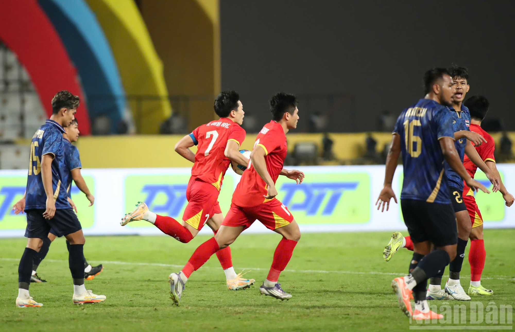 Tras el descanso, el guion del partido cambia por completo. En el minuto 49, tras un pase filtrado, el delantero Nguyen Dinh Bac acelera para entrar en el área y se queda frente al portero Sorawat. En su intento por frenar la jugada, el guardameta tailandés comete falta y concede un penalti a la sub-22 de Vietnam. Desde los once metros, Dinh Bac ejecuta con precisión y pone el marcador en 1-2.
