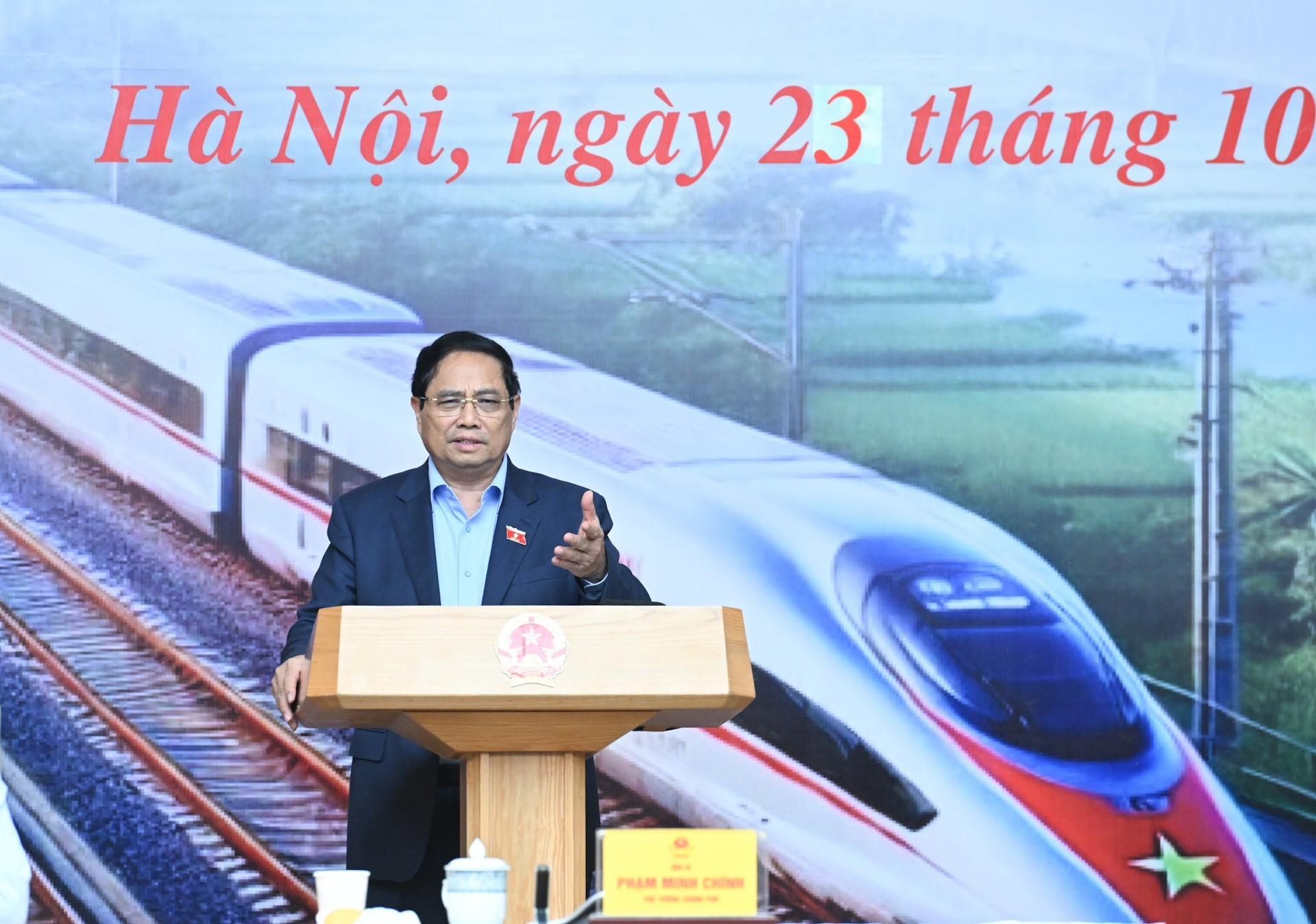 El primer ministro Pham Minh Chinh interviene en la reunión.