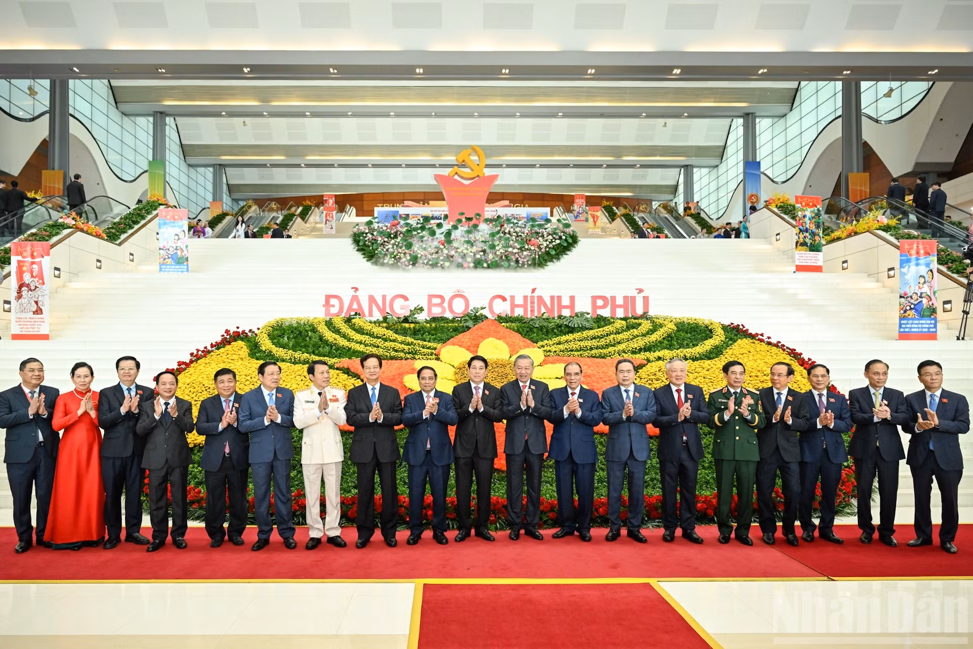 El secretario general del PCV, To Lam, junto con los dirigentes y exlíderes del Partido y del Estado, en la inauguración de la primera asamblea del Comité del PCV en el Gobierno para el mandato 2025-2030.