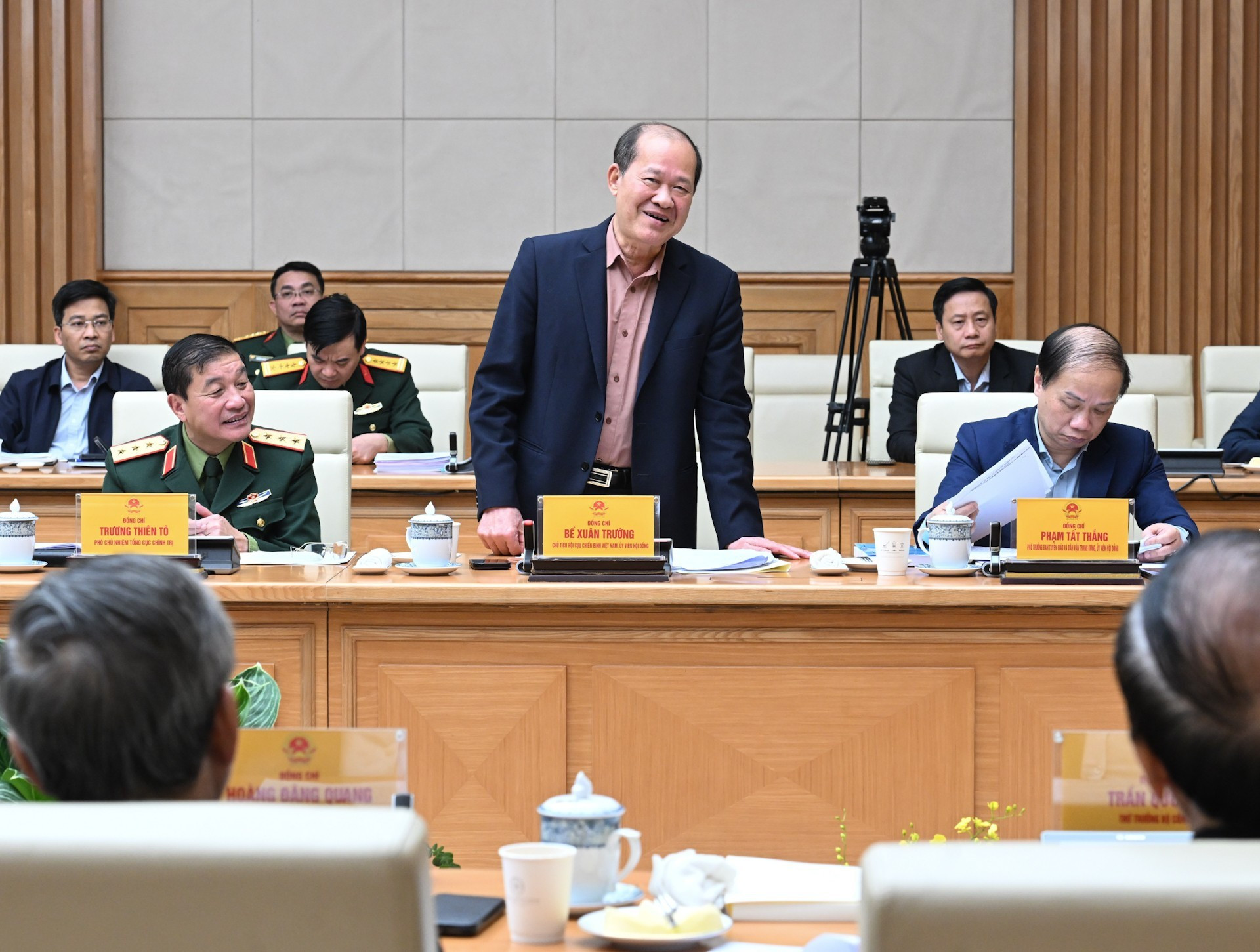 Be Xuan Truong, presidente de la Asociación de Veteranos de Vietnam, expresa sus opiniones en la reunión.