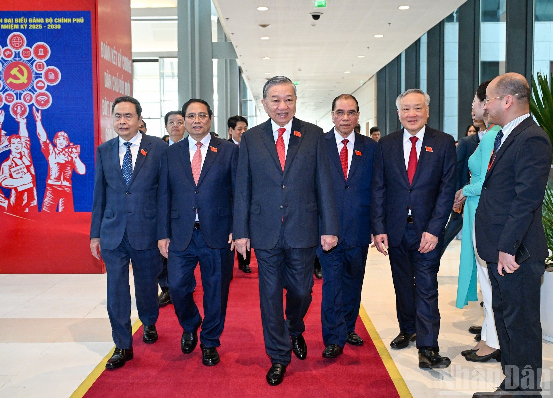 El secretario general del PCV, To Lam, junto con dirigentes y exlíderes del Partido y del Estado, en la inauguración de la cita.