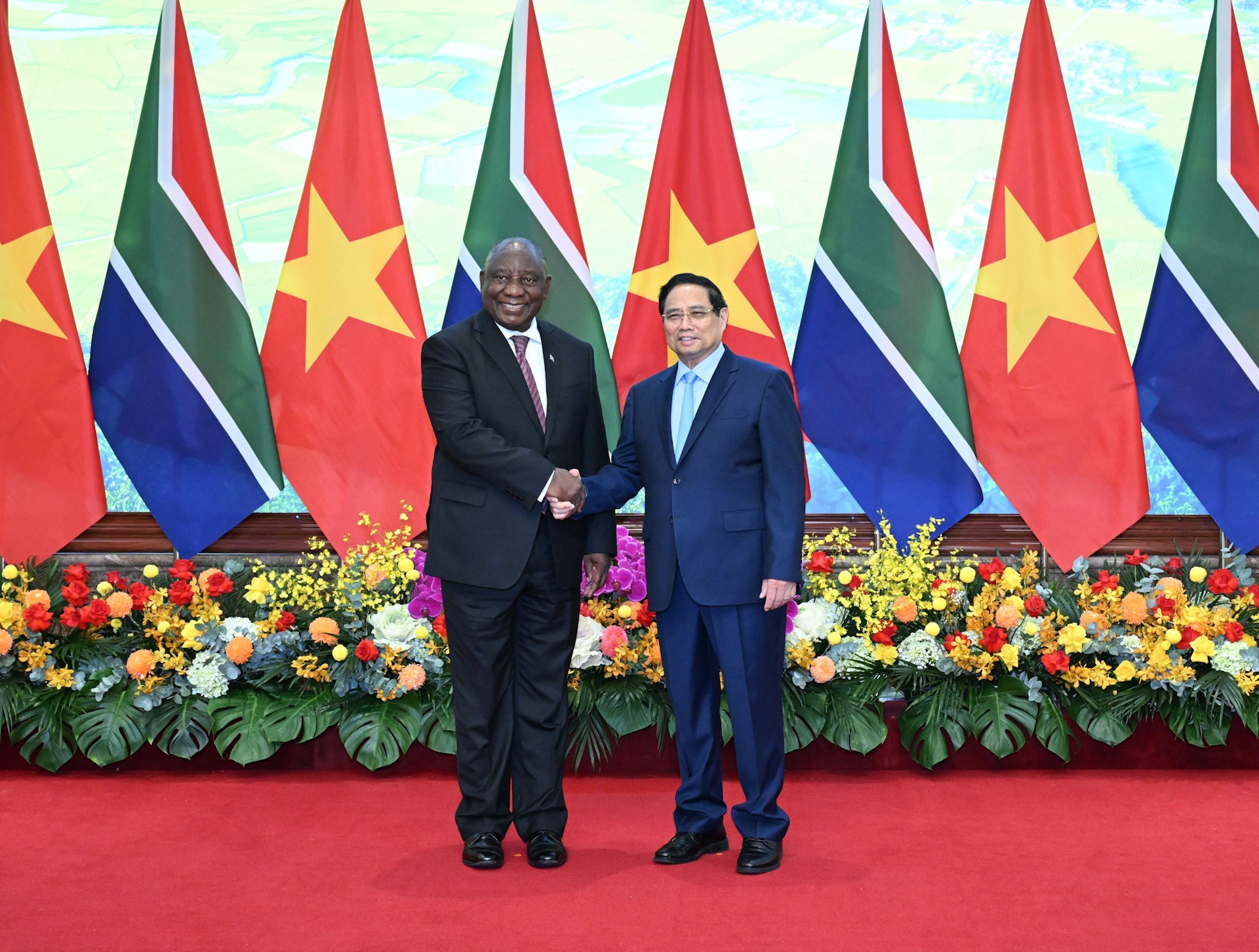 El primer ministro Pham Minh Chinh (derecha) y el presidente de Sudáfrica, Matamela Cyril Ramaphosa.