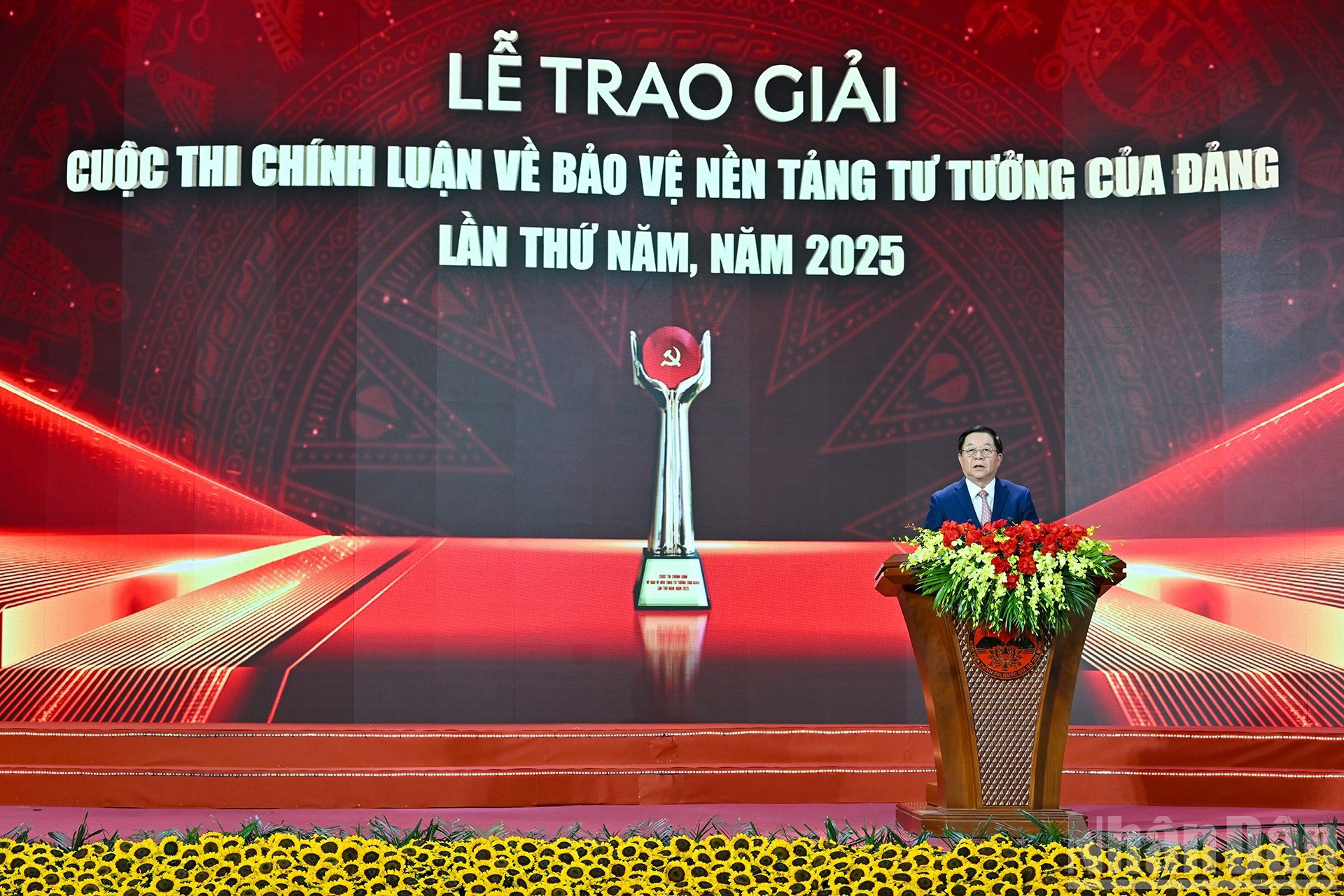 El miembro del Buró Político, secretario del Comité Central del PCV, jefe de su Comisión de Propaganda, Educación y Movilización de Masas y subjefe del Comité Directivo del concurso, Nguyen Trong Nghia, pronuncia el discurso de clausura. (Foto: VNA) El miembro del Buró Político, secretario del Comité Central del PCV, jefe de su Comisión de Propaganda, Educación y Movilización de Masas y subjefe del Comité Directivo del concurso, Nguyen Trong Nghia, pronuncia el discurso de clausura. (Foto: VNA)