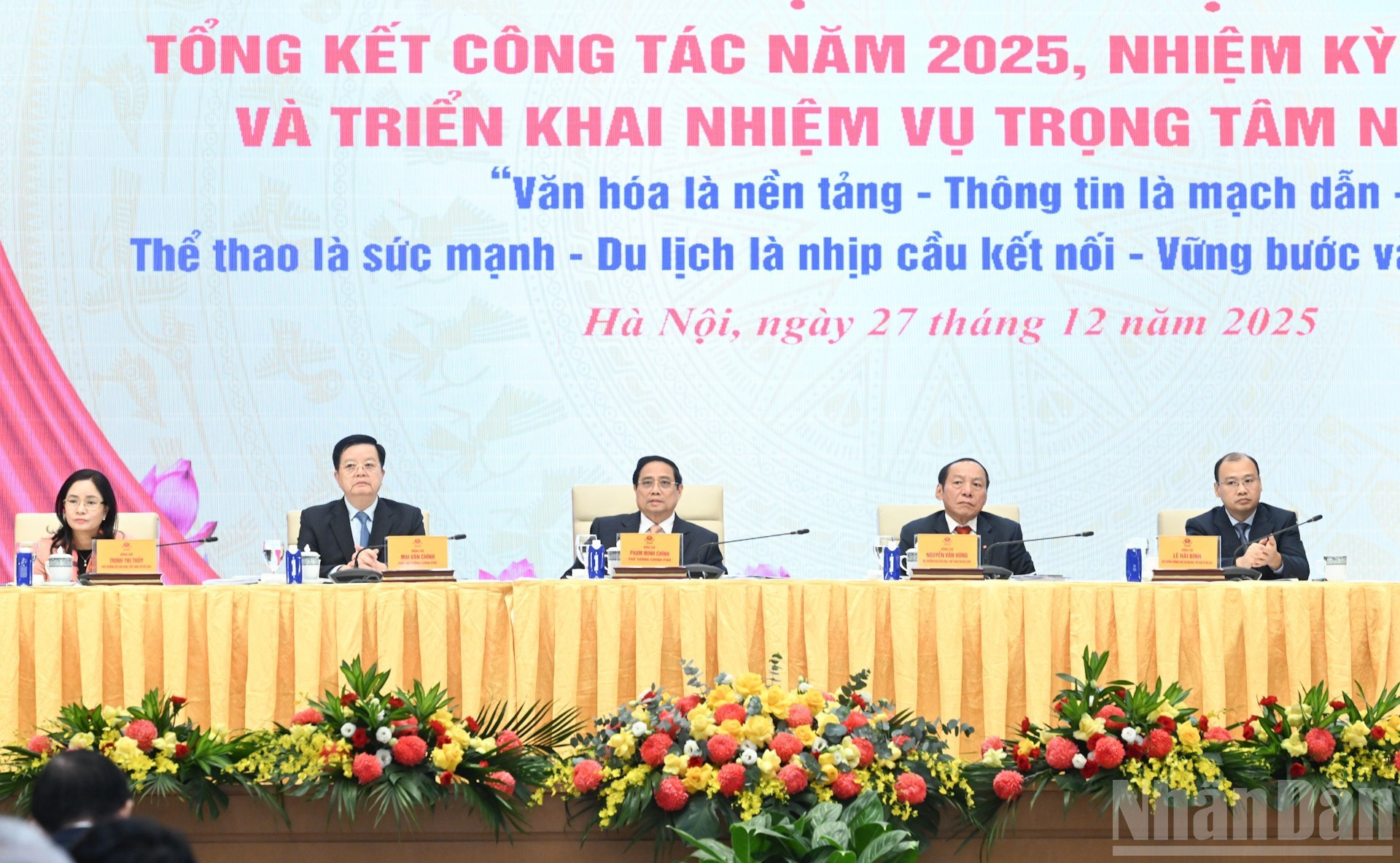 El primer ministro Pham Minh Chinh asiste y preside la conferencia.