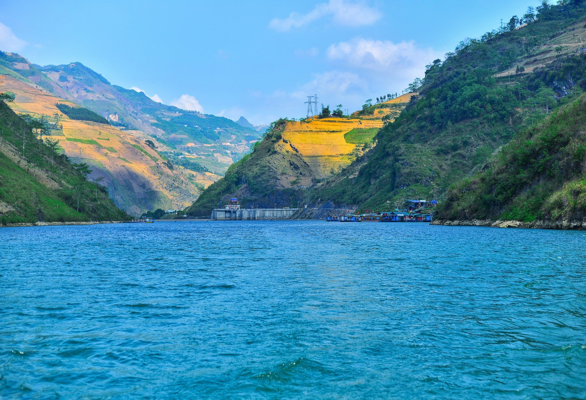 En 2012, la puesta en funcionamiento de las centrales hidroeléctricas sobre el río Nho Que dio lugar a una amplia zona de embalse, lo que facilitó el acceso y la exploración del barranco de Tu San. (Foto: baoquangninh.vn)