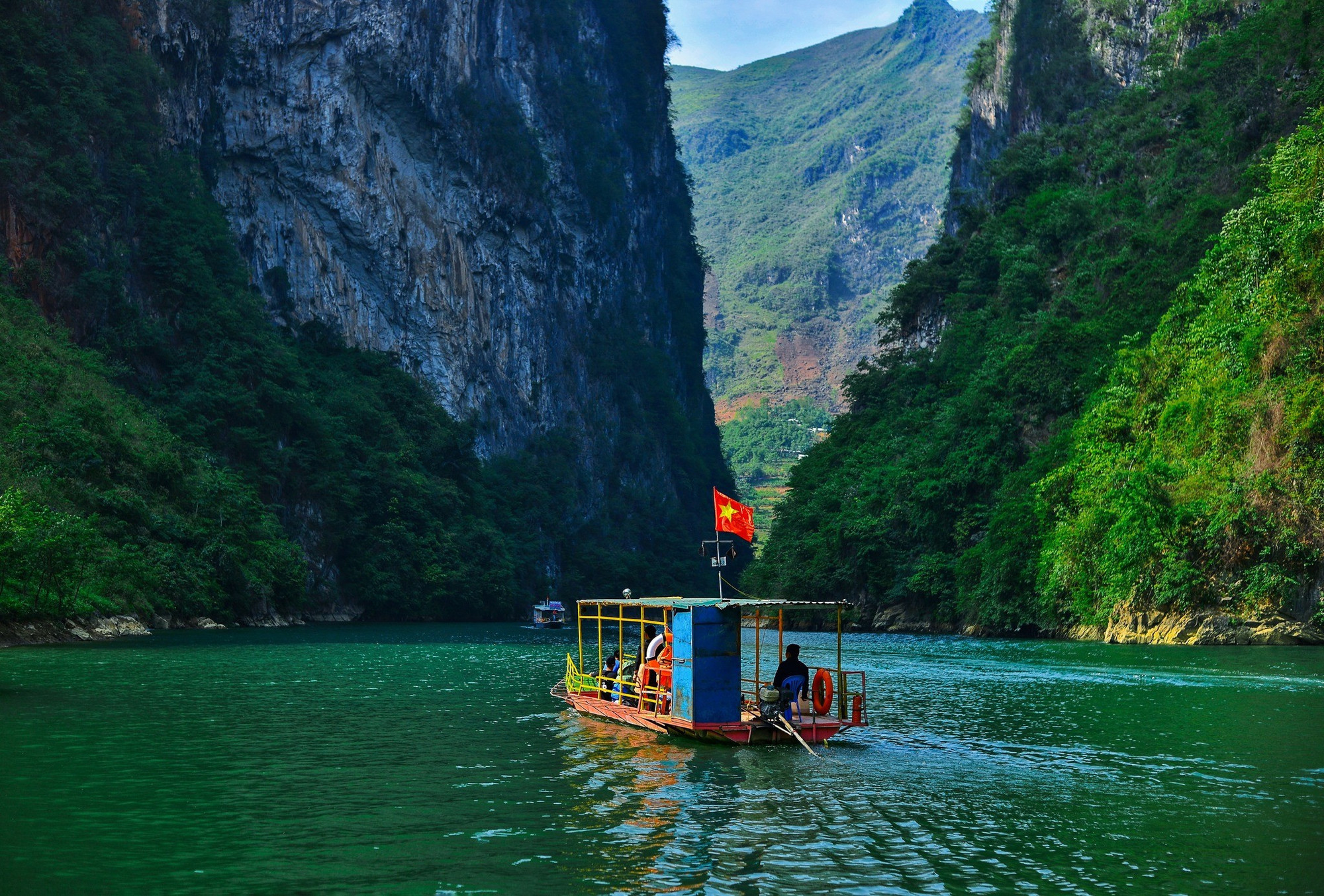 La actividad más esperada por los visitantes es navegar en kayak o lancha motora por el río. Desde la cima del paso de Ma Pi Leng, el río Nho Que parece una estrecha franja, pero al navegarlo, se descubre que es un cauce muy ancho. (Foto: baoquangninh.vn)