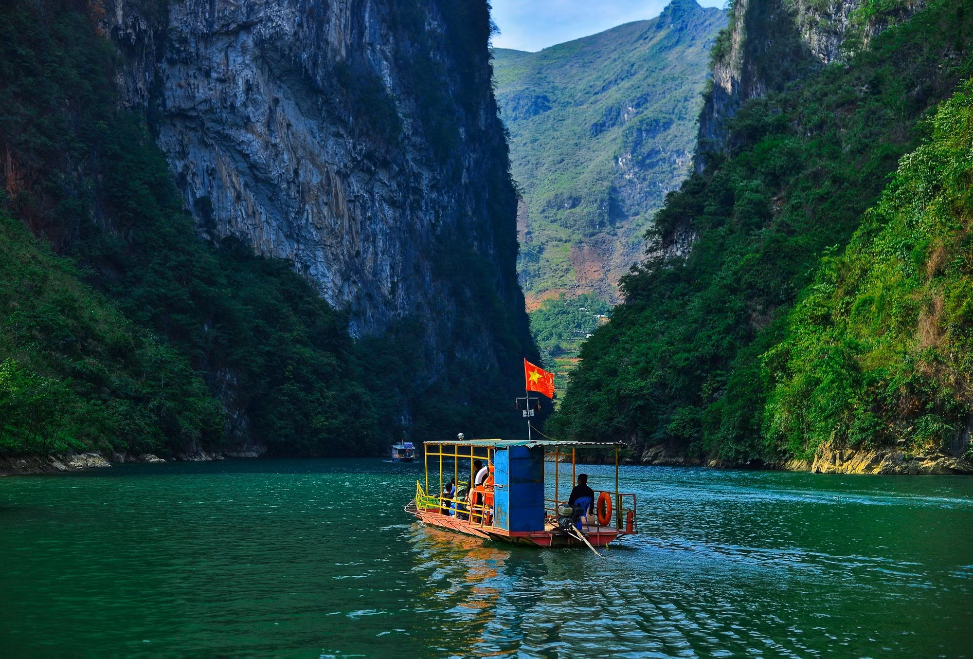 La actividad más esperada por los visitantes es navegar en kayak o lancha motora por el río. Desde la cima del paso de Ma Pi Leng, el río Nho Que parece una estrecha franja, pero al navegarlo, se descubre que es un cauce muy ancho. (Foto: baoquangninh.vn)