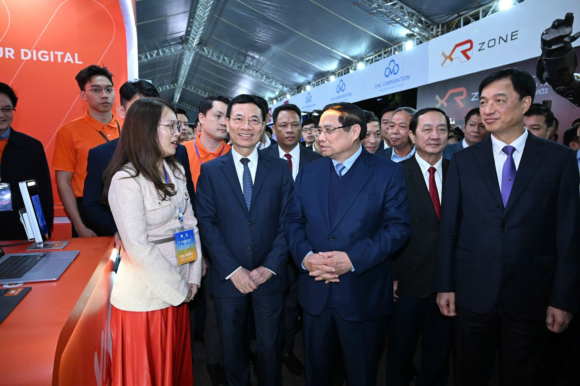 El primer ministro Pham Minh Chinh y los delegados visitan los pabellones de exhibición en el marco de TechFest Vietnam 2025.