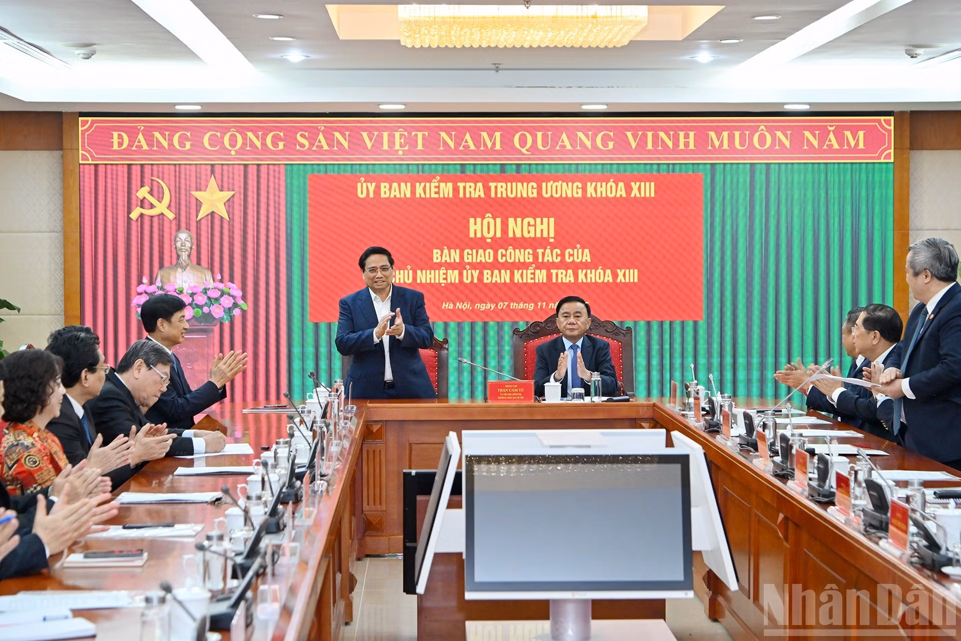 El primer ministro Pham Minh Chinh y el permanente del Secretariado del PCV, Tran Cam Tu, asisten a la conferencia.