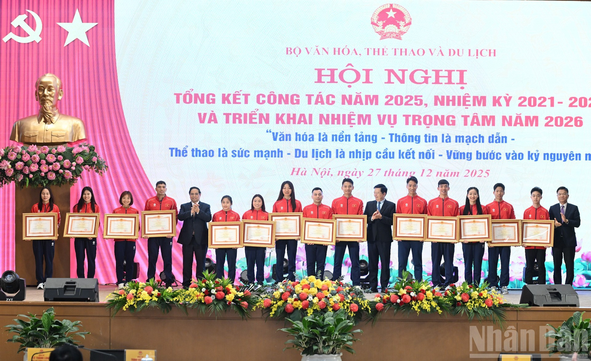 El primer ministro Pham Minh Chinh y los viceprimeros ministros Le Thanh Long y Mai Van Chinh entregan certificados de mérito del Primer Ministro a atletas con logros destacados en los Juegos Deportivos del Sudeste Asiático.