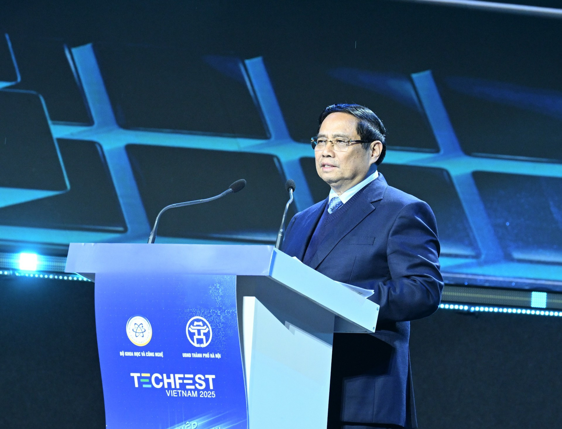 El primer ministro Pham Minh Chinh pronuncia un discurso en el acto.
