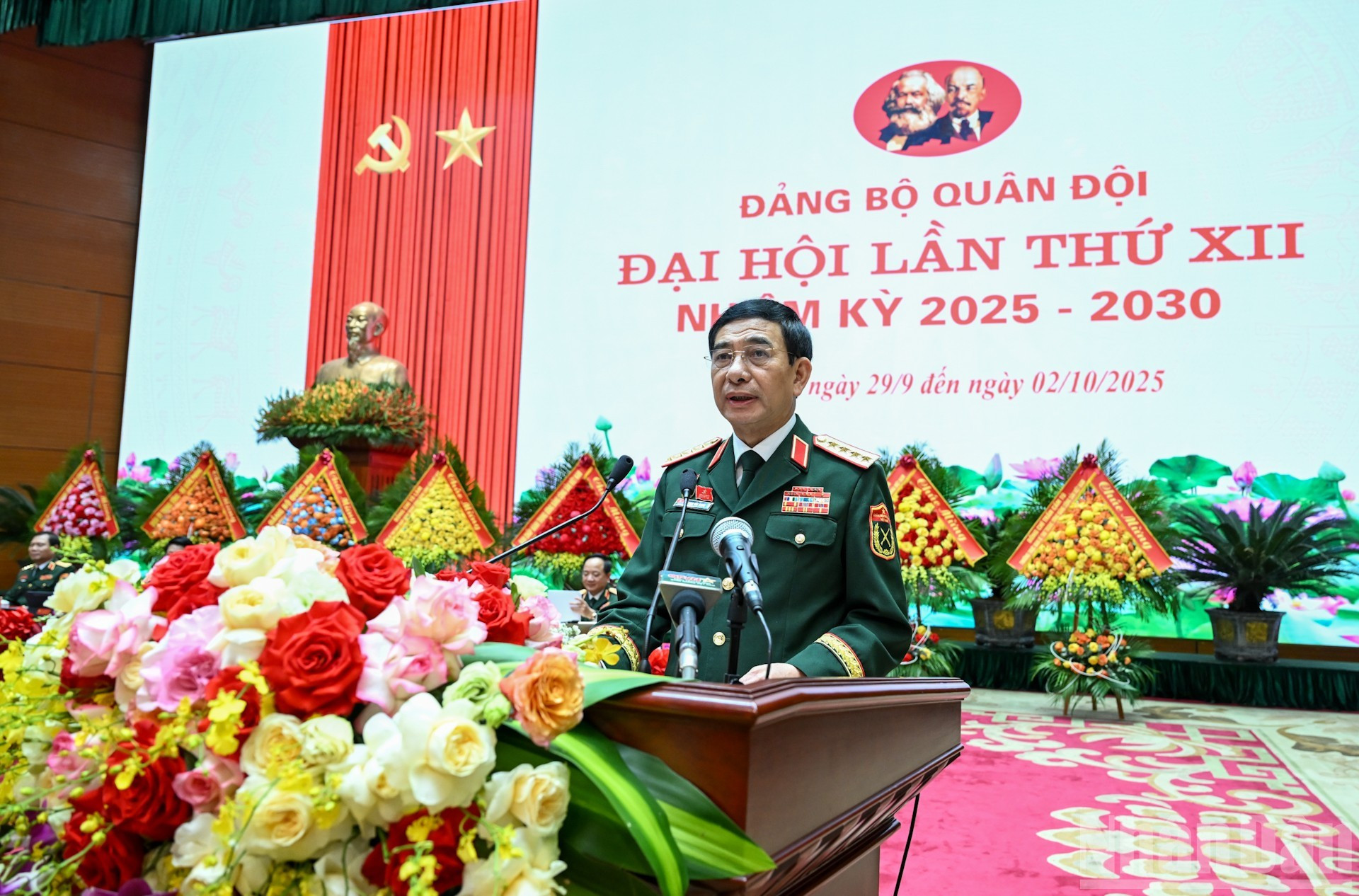 El general Phan Van Giang, ministro de Defensa, interviene en la sesión. El general Phan Van Giang, ministro de Defensa, interviene en la sesión.