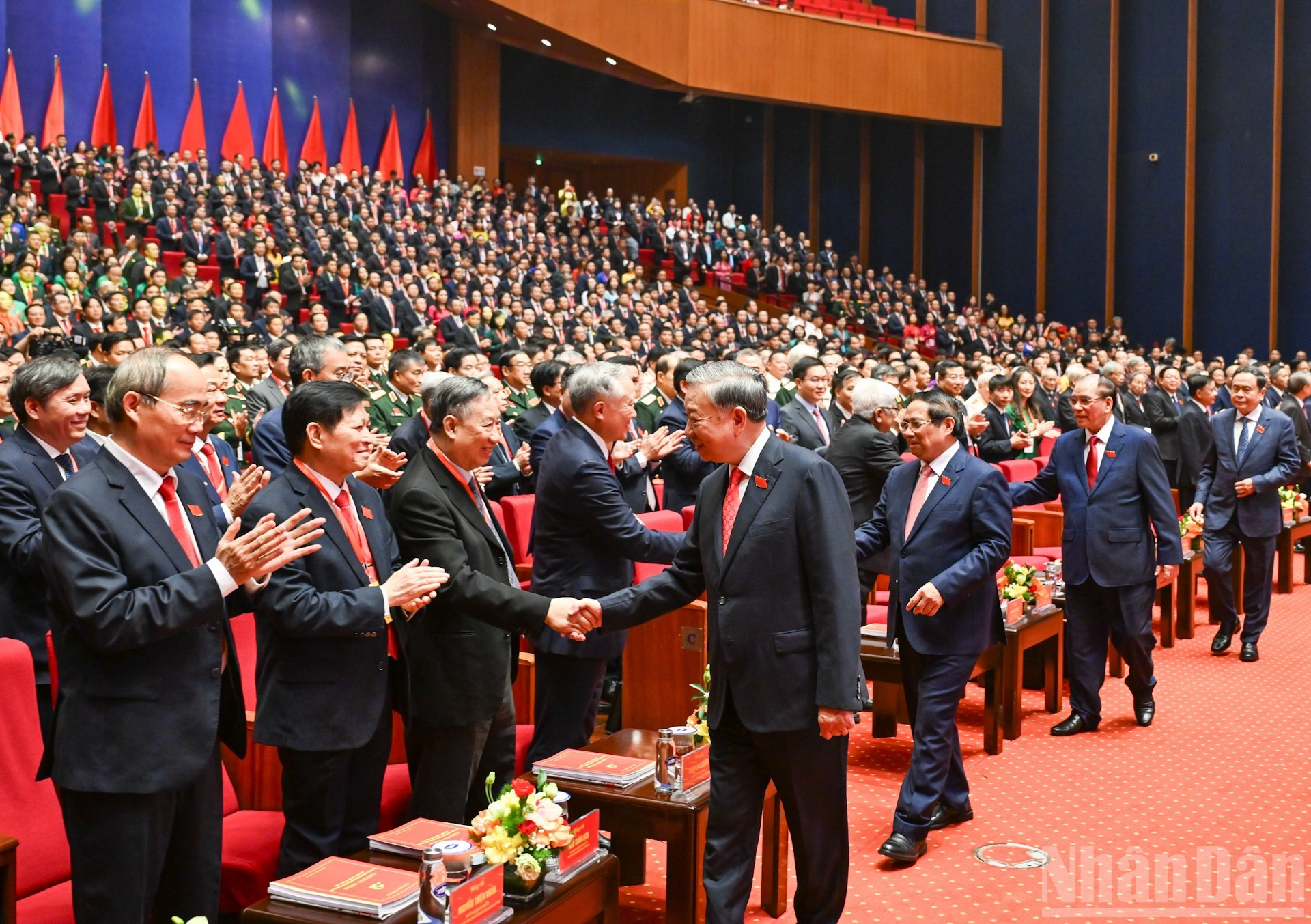 El secretario general del PCV, To Lam, junto con dirigentes y exlíderes del Partido y del Estado, y los delegados en el evento.
