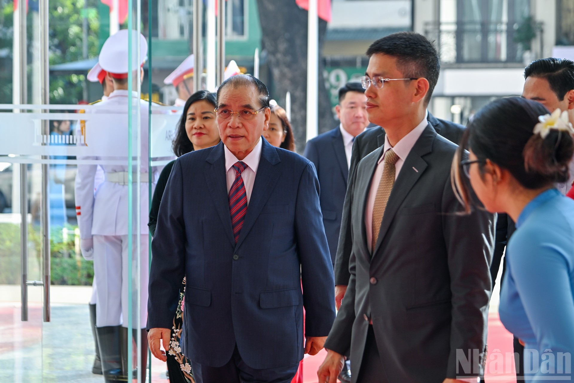 El ex secretario general del PCV, Nong Duc Manh, asiste a la ceremonia.