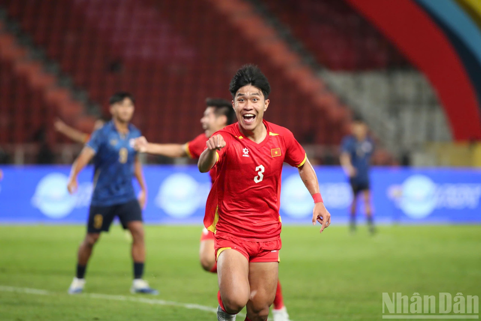 En el minuto 59, Van Thuan saca un córner por la banda derecha. Ly Duc y Hieu Minh se adelantan para disputar el balón en el área. La intensa presión del equipo vietnamita provoca que el defensa tailandés Waris desviara el balón hacia su propia portería, logrando el empate 2-2.