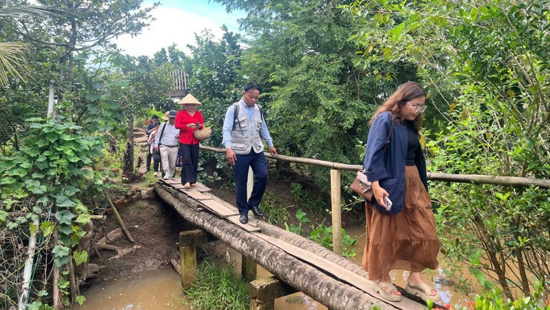 …y cruzan puentes de troncos de coco sobre los canales del jardín.