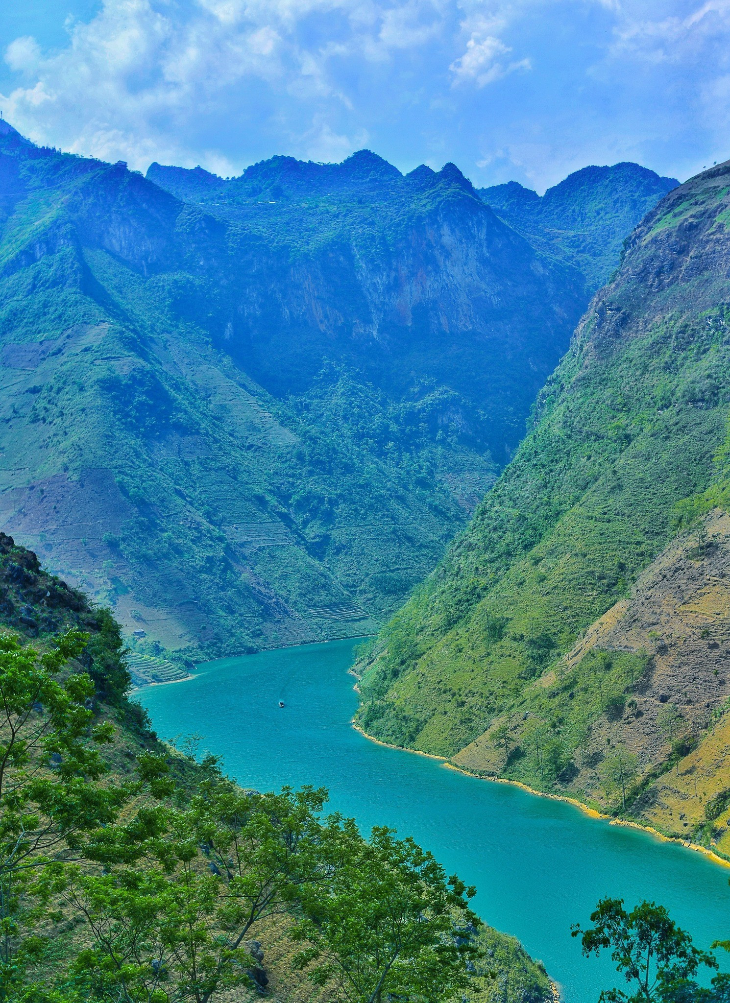 El río Nho Que nace en la zona montañosa de Nghiem Son, en la provincia china de Yunnan, fluye hacia Vietnam y se abre paso a través de algunos de los terrenos más escarpados del Geoparque de la Meseta Kárstica de Dong Van. El río se asemeja a un “hilo verde” que serpentea al pie del paso Ma Pi Leng. (Foto: baoquangninh.vn)