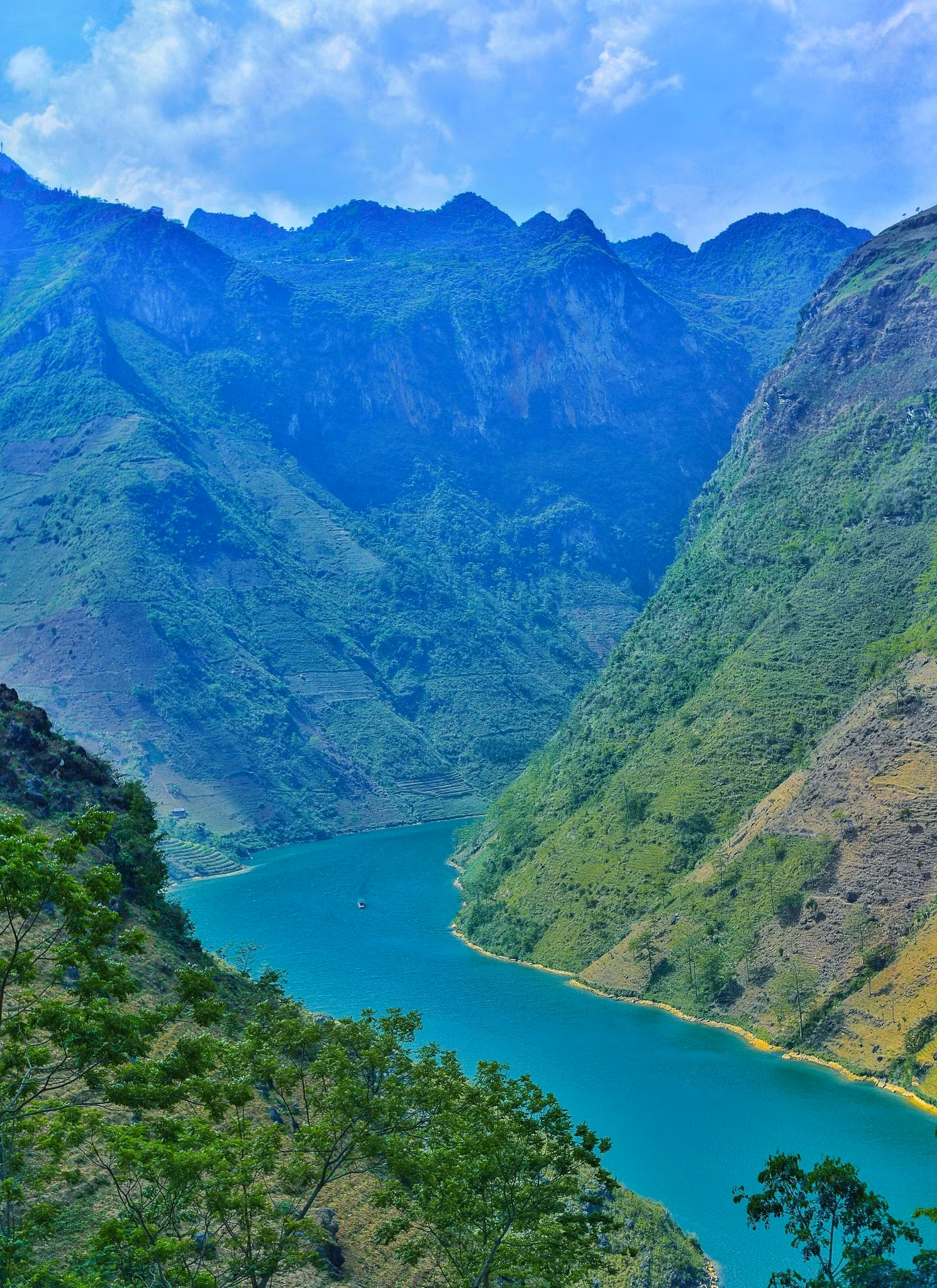 El río Nho Que nace en la zona montañosa de Nghiem Son, en la provincia china de Yunnan, fluye hacia Vietnam y se abre paso a través de algunos de los terrenos más escarpados del Geoparque de la Meseta Kárstica de Dong Van. El río se asemeja a un “hilo verde” que serpentea al pie del paso Ma Pi Leng. (Foto: baoquangninh.vn)