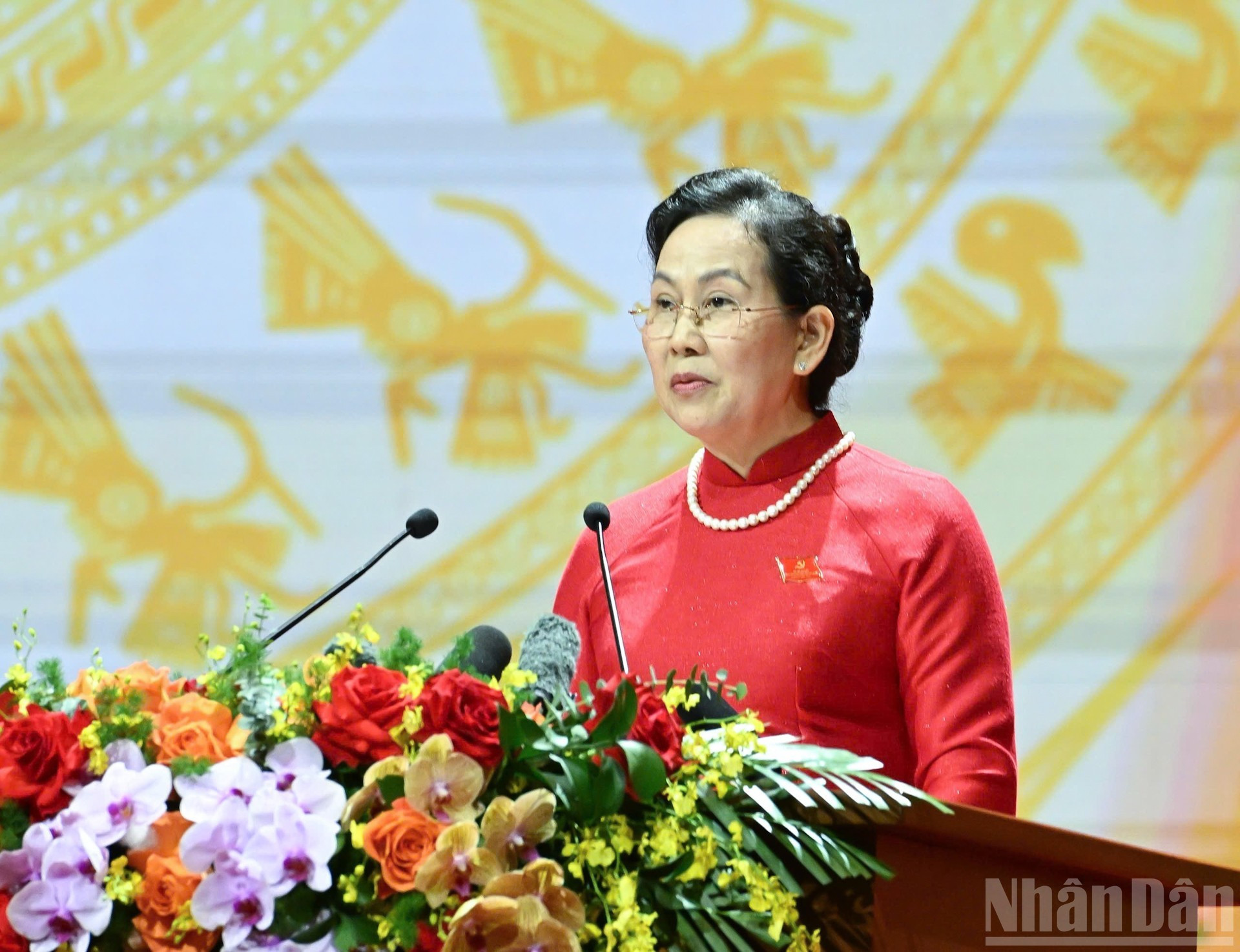 La subsecretaria permanente del Comité del Partido en el Gobierno, Le Thi Thuy, presenta el informe de autocrítica. La subsecretaria permanente del Comité del Partido en el Gobierno, Le Thi Thuy, presenta el informe de autocrítica.