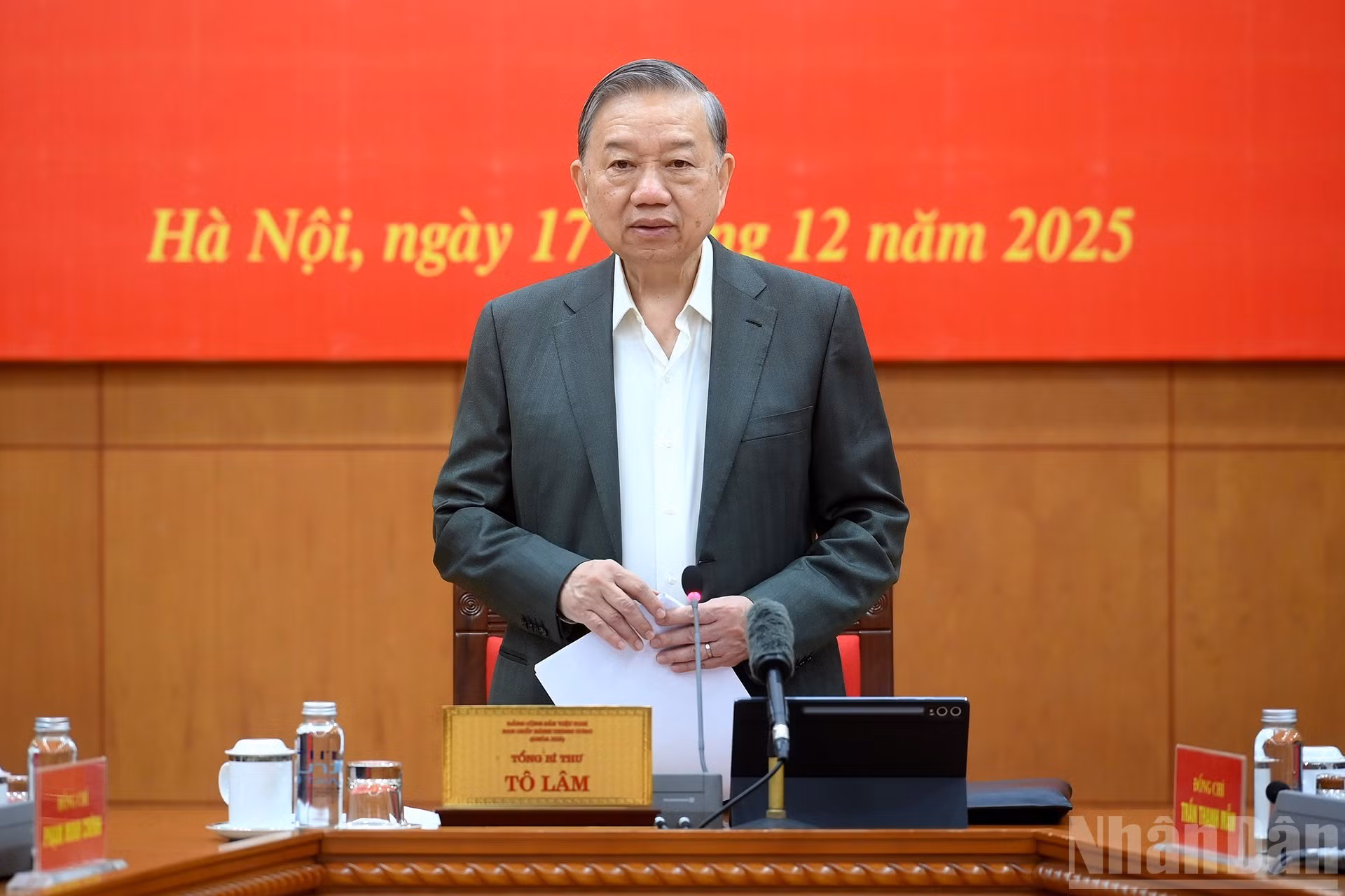 El secretario general del PCV, To Lam, pronuncia un discurso de orientación en la cita.