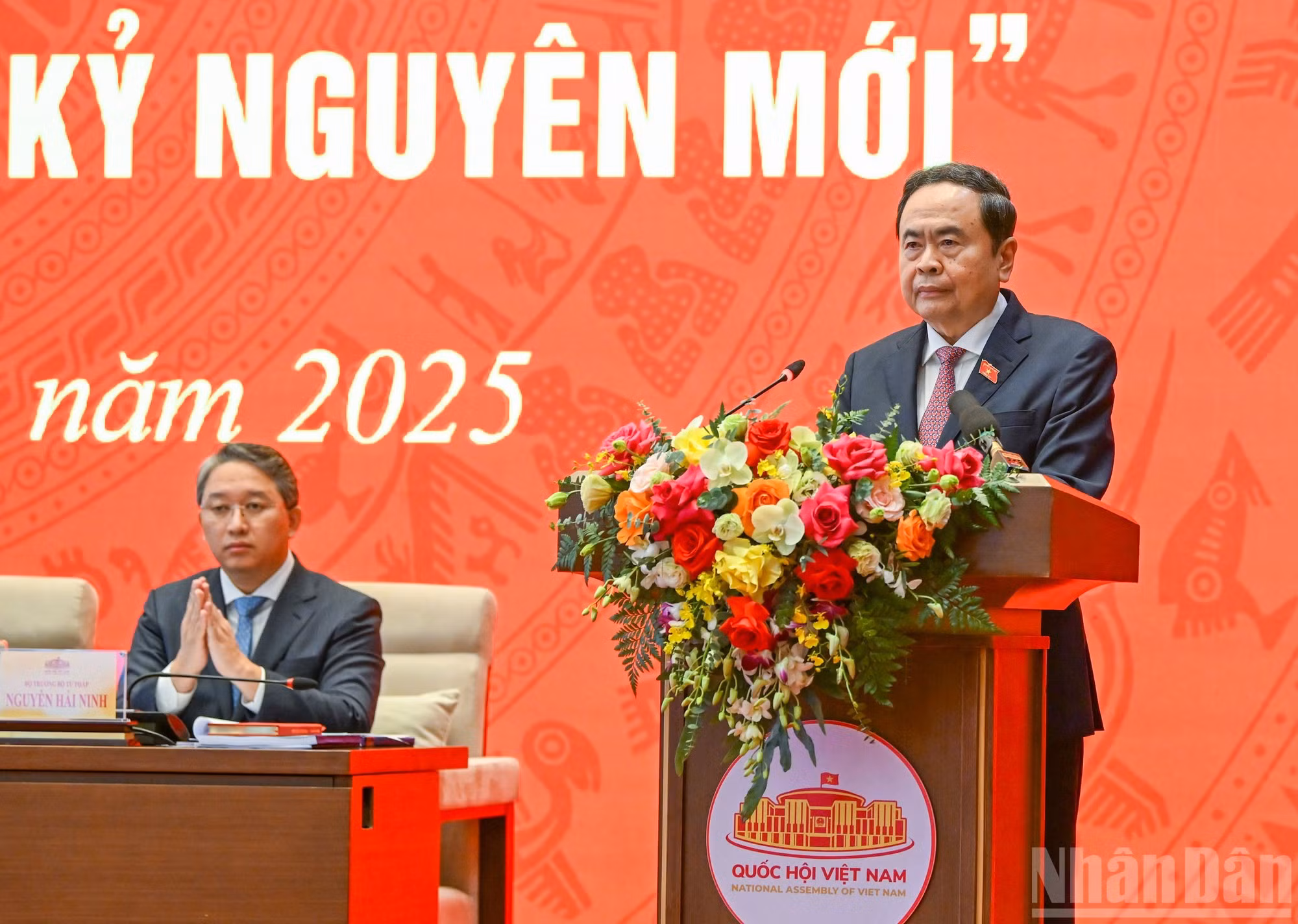 El presidente del Parlamento, Tran Thanh Man, dirige el foro.