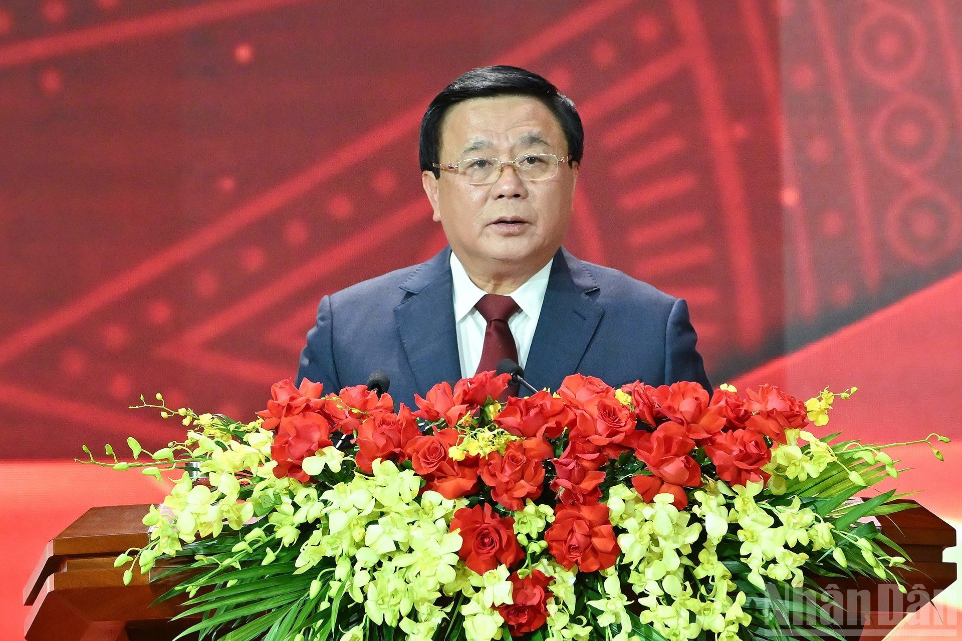 El miembro del Buró Político del PCV, director de la Academia Nacional de Política Ho Chi Minh, presidente del Consejo Teórico Central y jefe del Comité Directivo del concurso, Nguyen Xuan Thang, pronuncia un discurso en la ceremonia. (Foto: VNA) El miembro del Buró Político del PCV, director de la Academia Nacional de Política Ho Chi Minh, presidente del Consejo Teórico Central y jefe del Comité Directivo del concurso, Nguyen Xuan Thang, pronuncia un discurso en la ceremonia. (Foto: VNA)