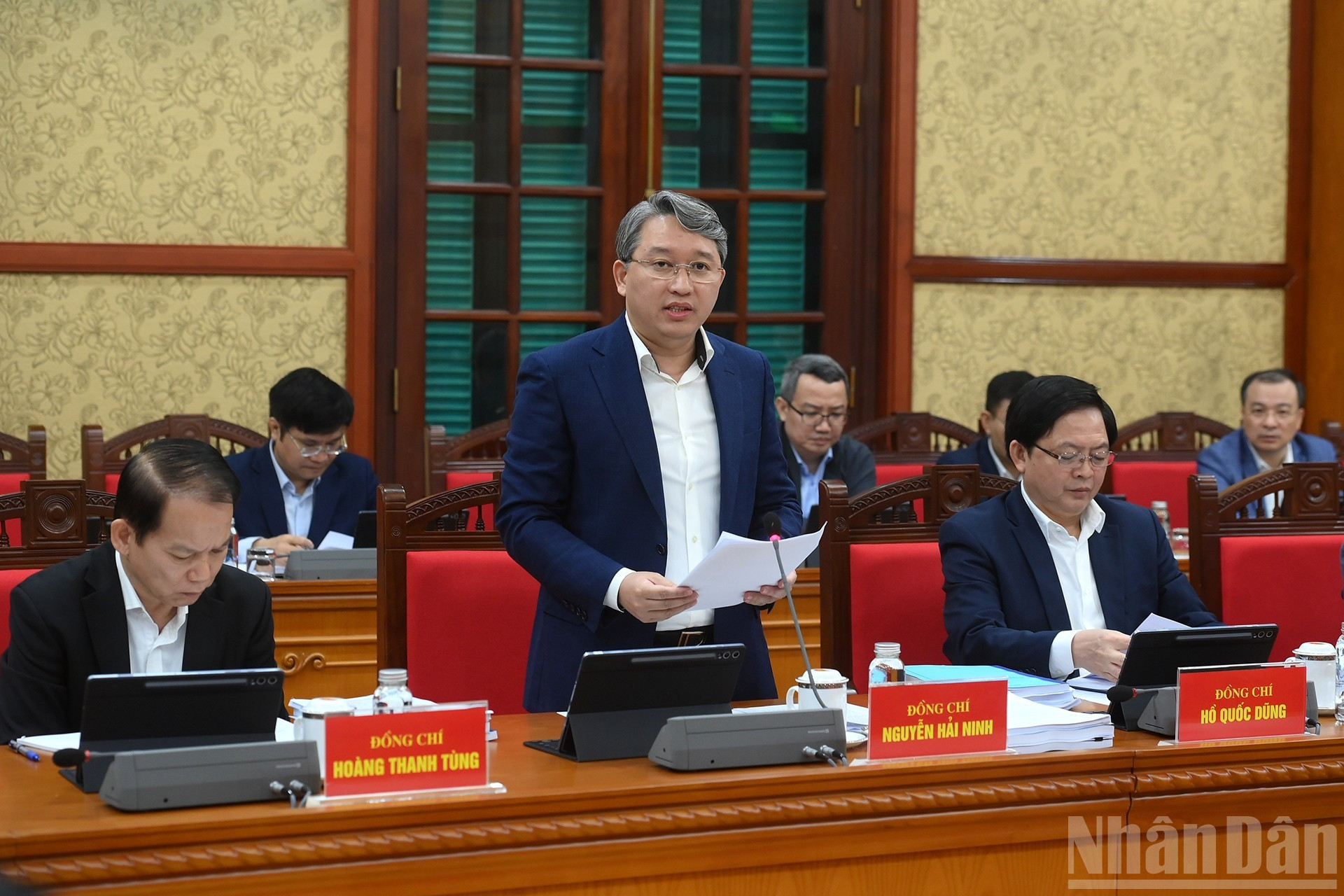 El ministro de Justicia, Nguyen Hai Ninh, presenta un informe en la reunión.