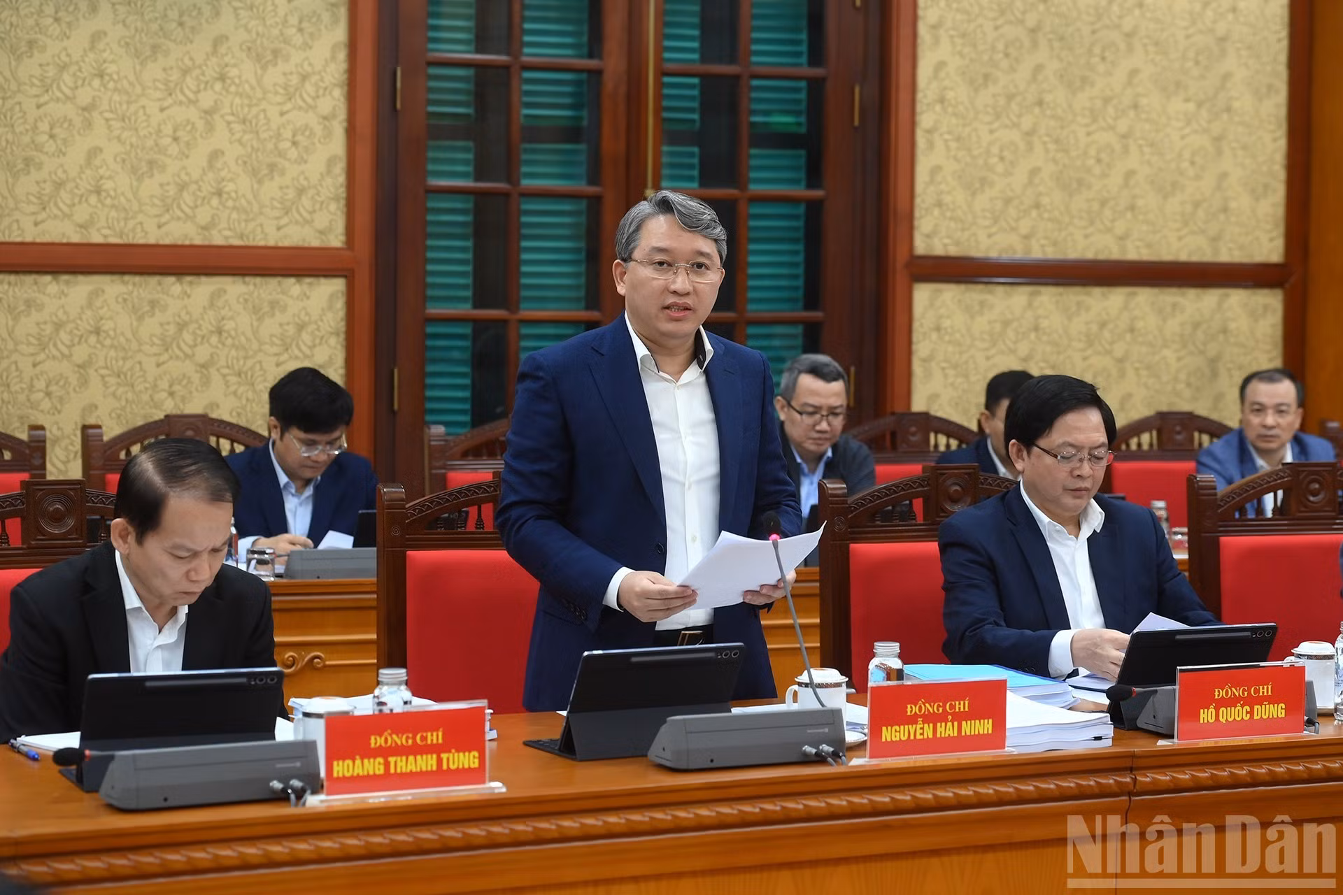 El ministro de Justicia, Nguyen Hai Ninh, presenta un informe en la reunión.