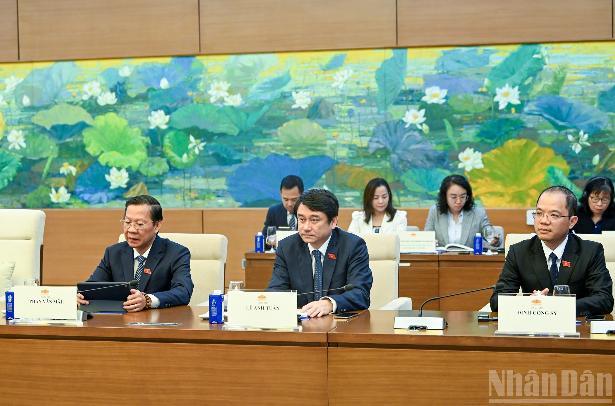 Los diputados vietnamitas al encuentro. Los diputados vietnamitas al encuentro.