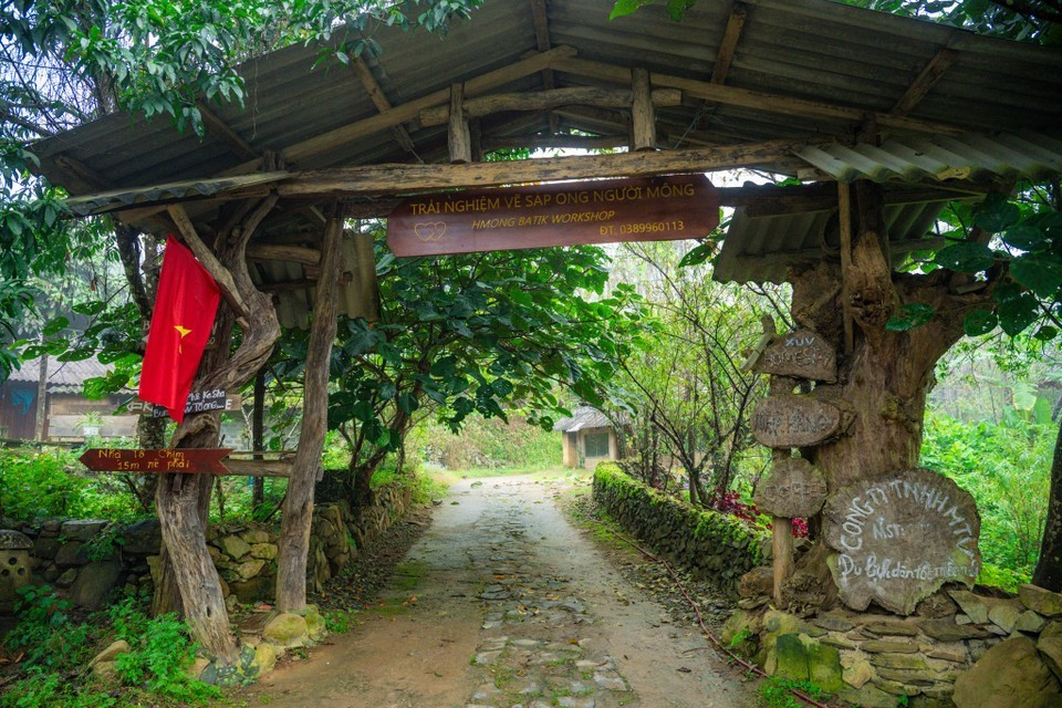 Los habitantes de Sin Suoi Ho dicen que este lugar es hermoso en cualquier estación. En primavera florecen los melocotoneros y ciruelos. En verano, el aire fresco se respira junto a los arroyos. En otoño, los campos en terrazas se tiñen de un dorado intenso. En invierno, la niebla envuelve todo el pueblo, creando un paisaje romántico. (Foto: VNA)