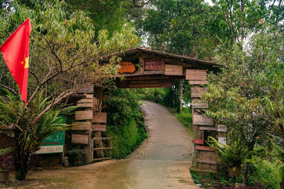 Enclavado a mitad de la montaña Son Bac May, a más de 1.500 metros sobre el nivel del mar, a unos 30 km de la ciudad de Lai Chau, el pueblo de Sin Suoi Ho, en la comuna de Sin Suoi Ho, de la provincia de Lai Chau) atrae a turistas amantes de la exploración gracias a sus majestuosos paisajes naturales y su clima fresco. (Foto: VNA)