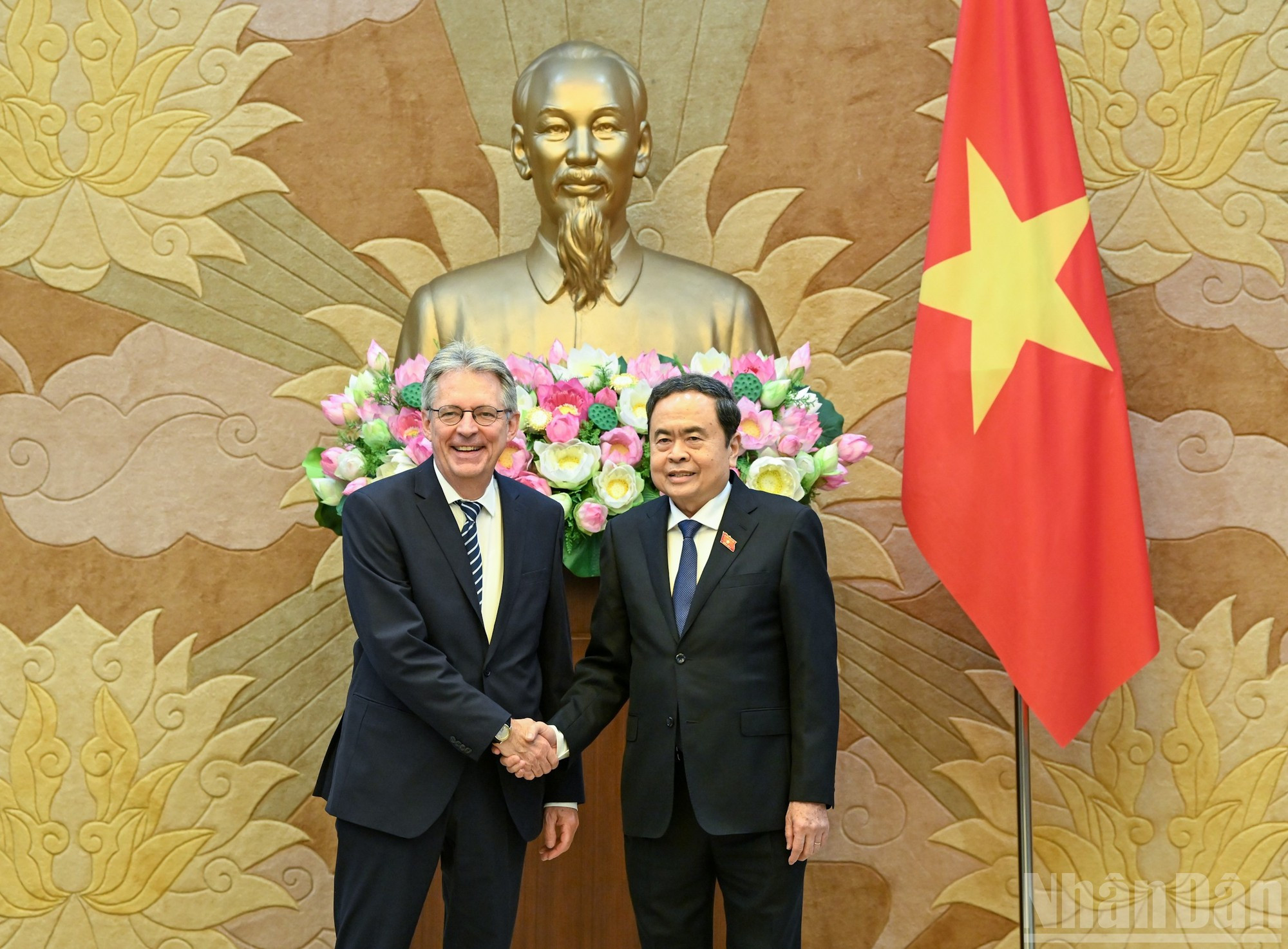 El presidente de la ANV, Tran Thanh Man, y el vicepresidente del SPD, Achim Post. El presidente de la ANV, Tran Thanh Man, y el vicepresidente del SPD, Achim Post.