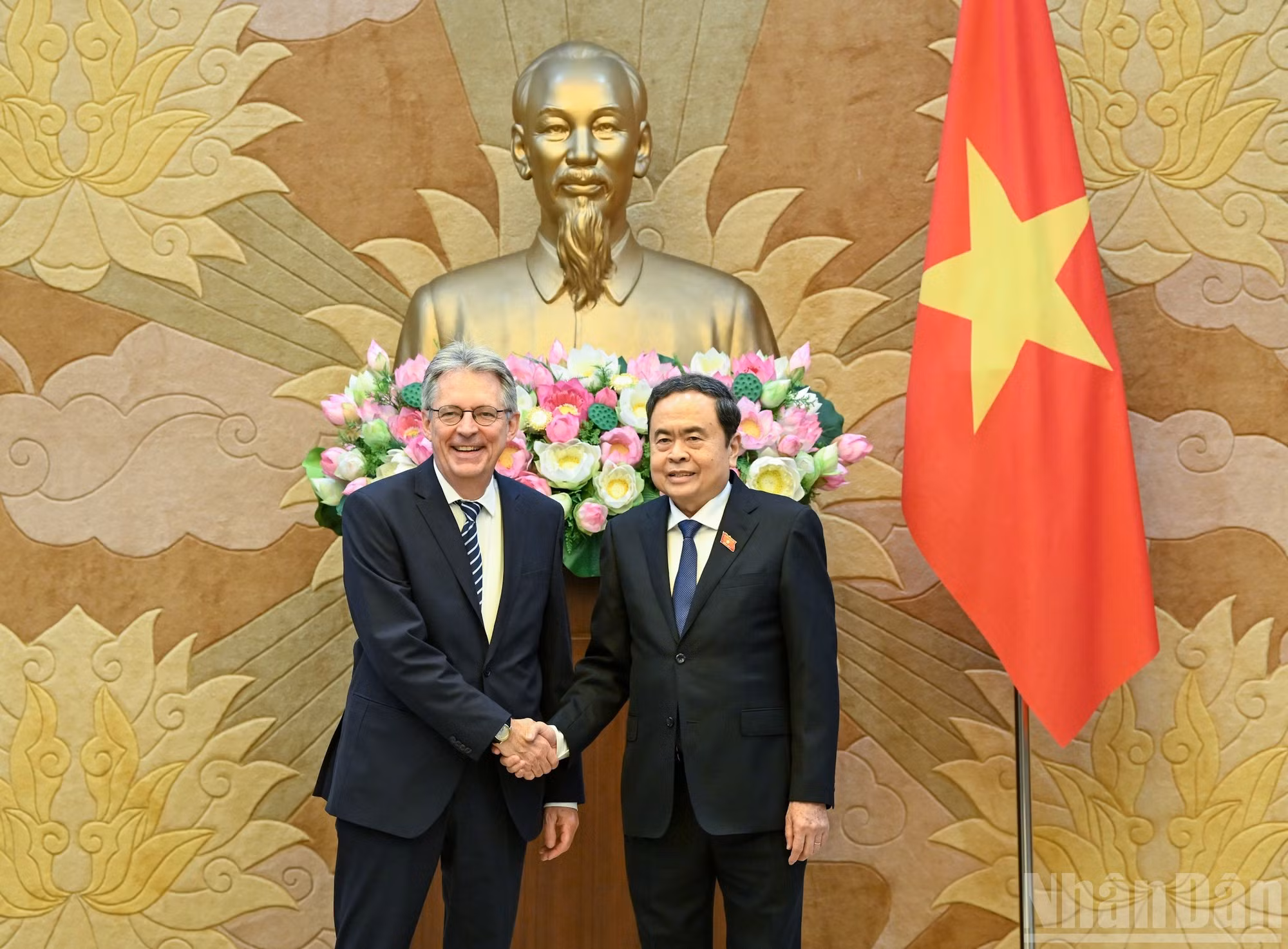 El presidente de la ANV, Tran Thanh Man, y el vicepresidente del SPD, Achim Post.