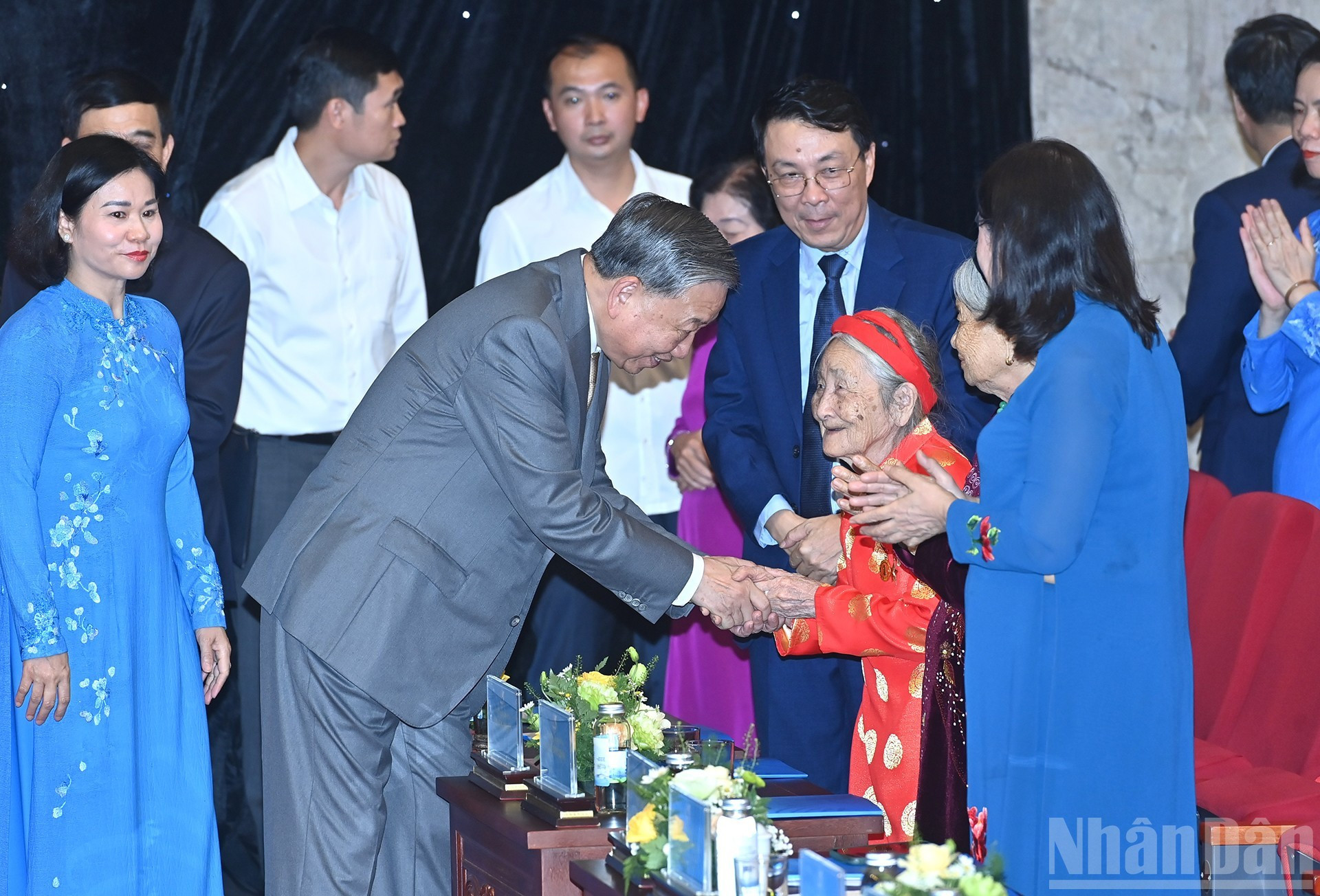 El máximo dirigente partidista saluda a una mujer condecorada con el título de Madre Heroica Vietnamita. El máximo dirigente partidista saluda a una mujer condecorada con el título de Madre Heroica Vietnamita.
