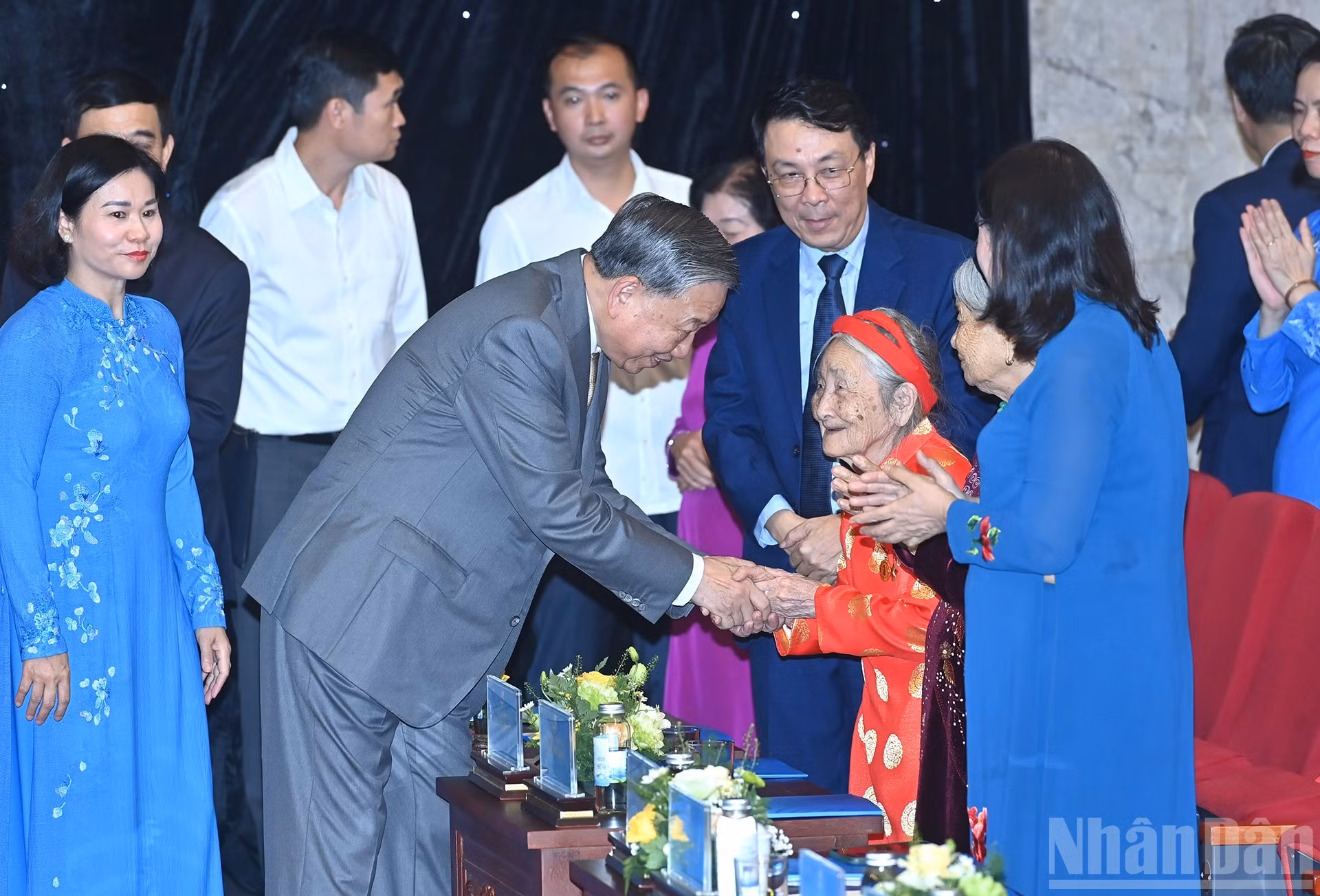 El máximo dirigente partidista saluda a una mujer condecorada con el título de Madre Heroica Vietnamita.