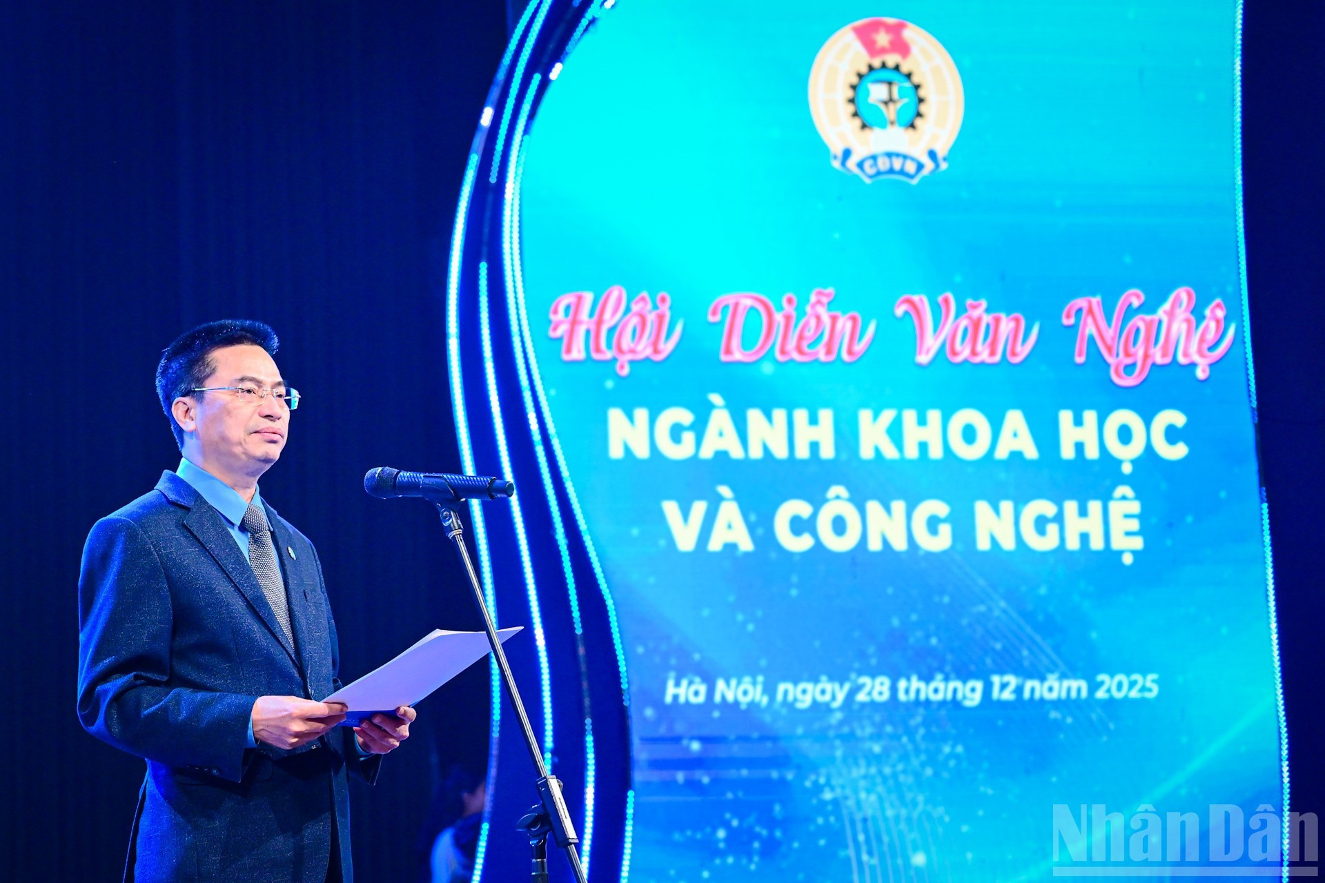 El vicepresidente permanente del Sindicato de Ciencia y Tecnología de Vietnam, Pham Quang Huong, pronuncia el discurso inaugural del programa.