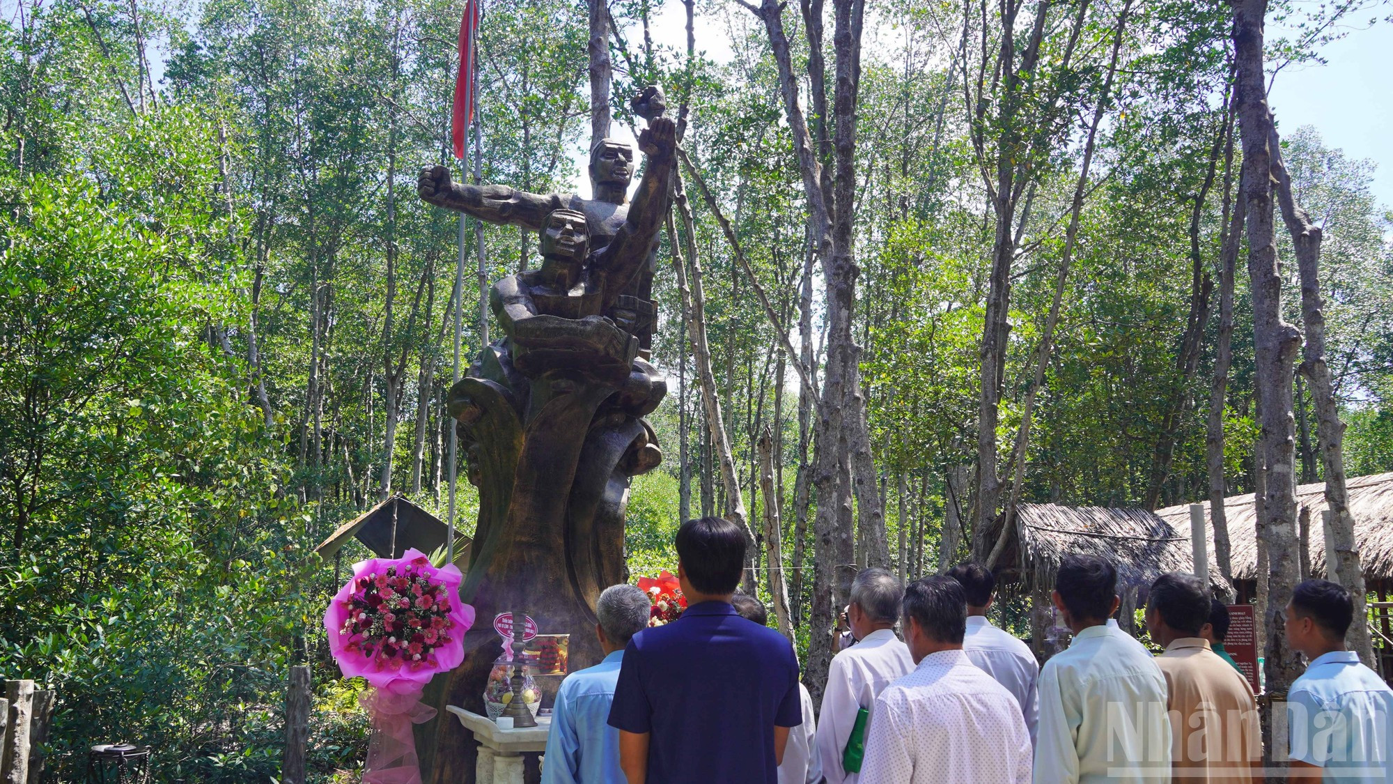Rung Sac forma parte de uno de los mayores bosques de manglares del mundo y en 2000 fue reconocido por la Unesco como Reserva de la Biosfera. Además de su valor natural, este sitio fue escenario de las gloriosas hazañas y los sacrificios de los soldados de las fuerzas especiales vietnamitas.