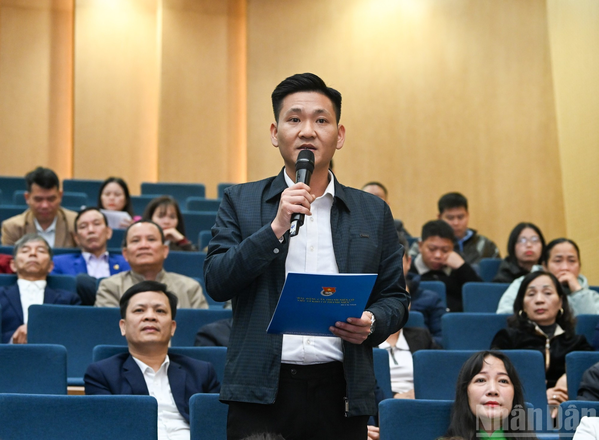 Nguyen Kim Cuong, votante en el barrio Yen Bai, expresa sus opiniones.