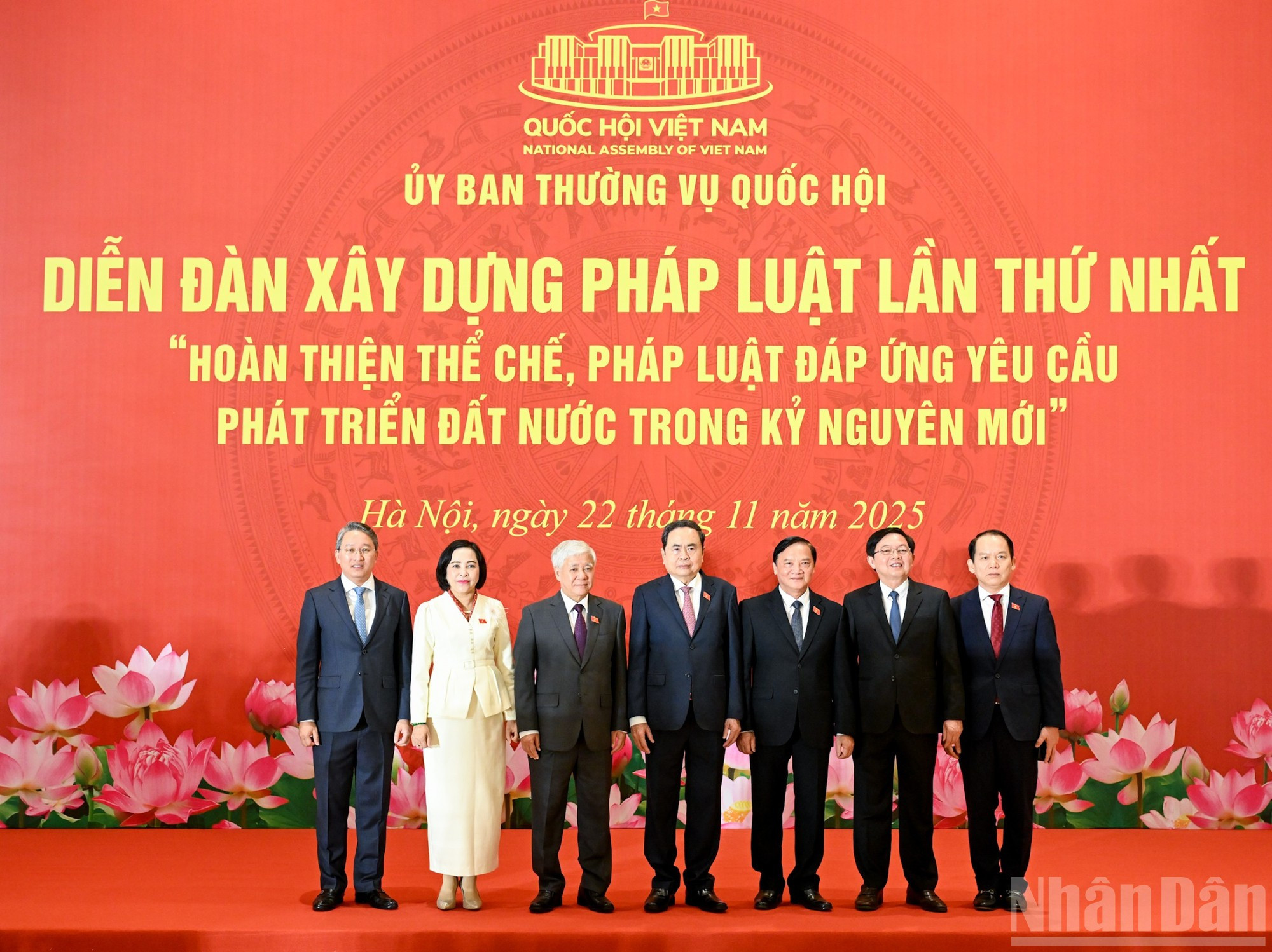 El presidente del Parlamento, Tran Thanh Man, y los delegados en el foro.